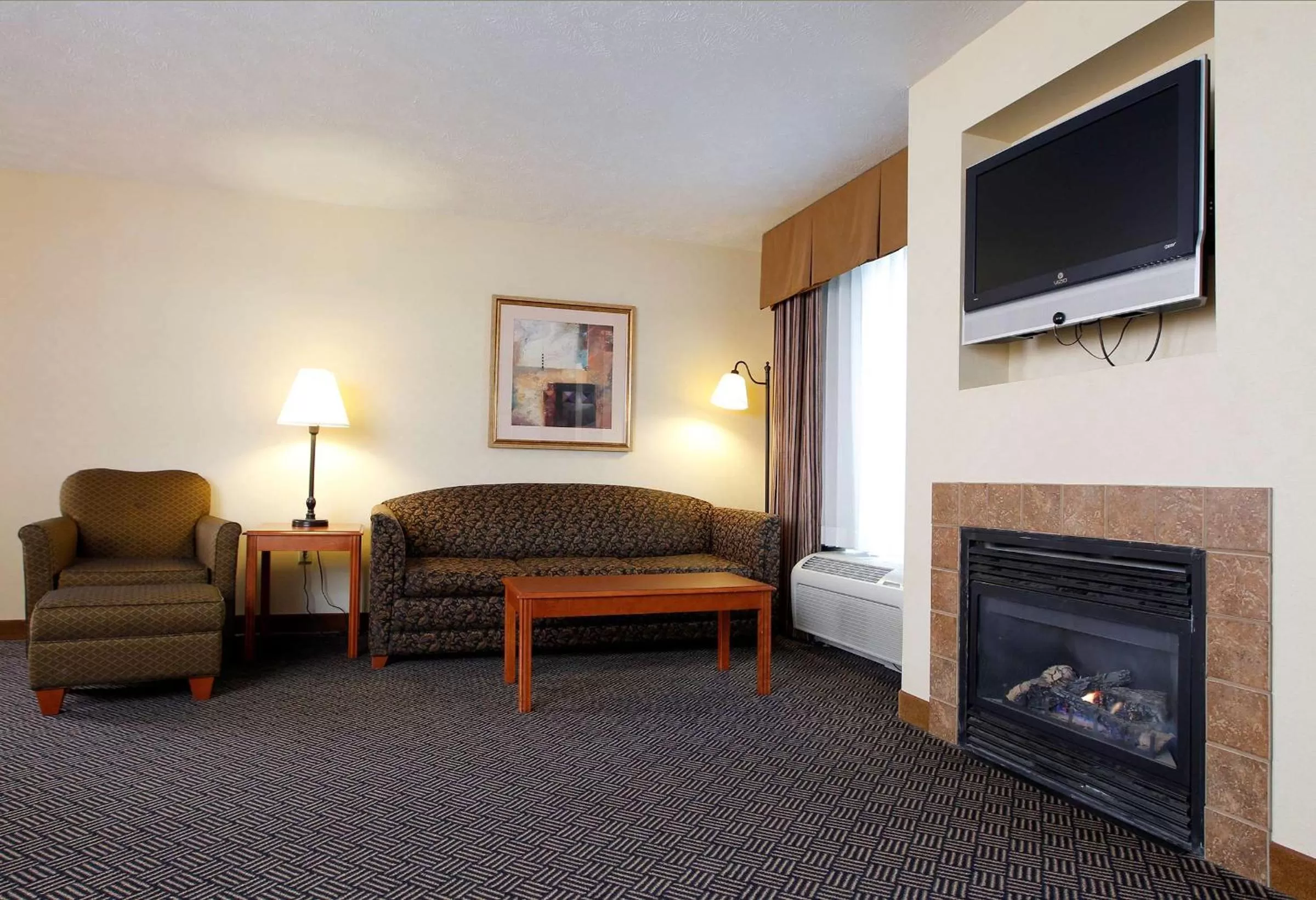 King Suite with Whirlpool in Hampton Inn Waterloo