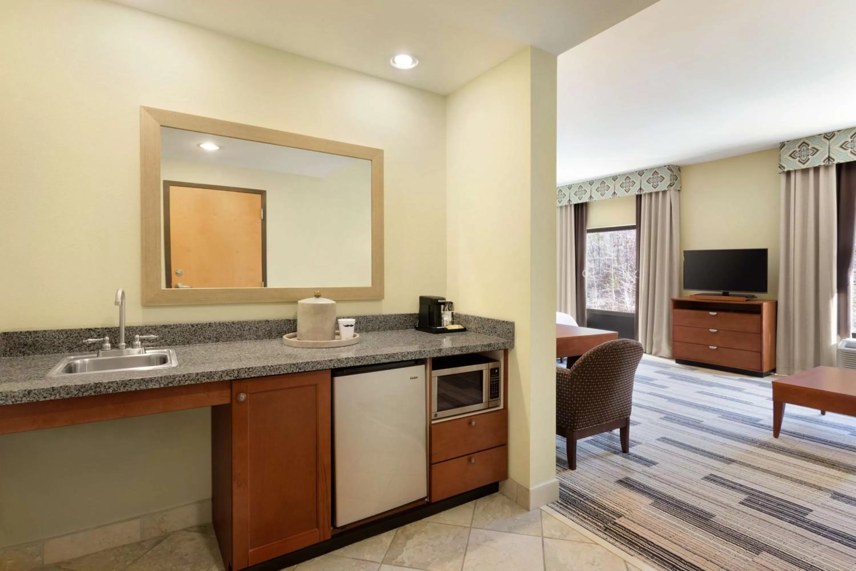 King Room with Roll-in Shower - Non-Smoking in Hampton Inn & Suites Birmingham Airport Area