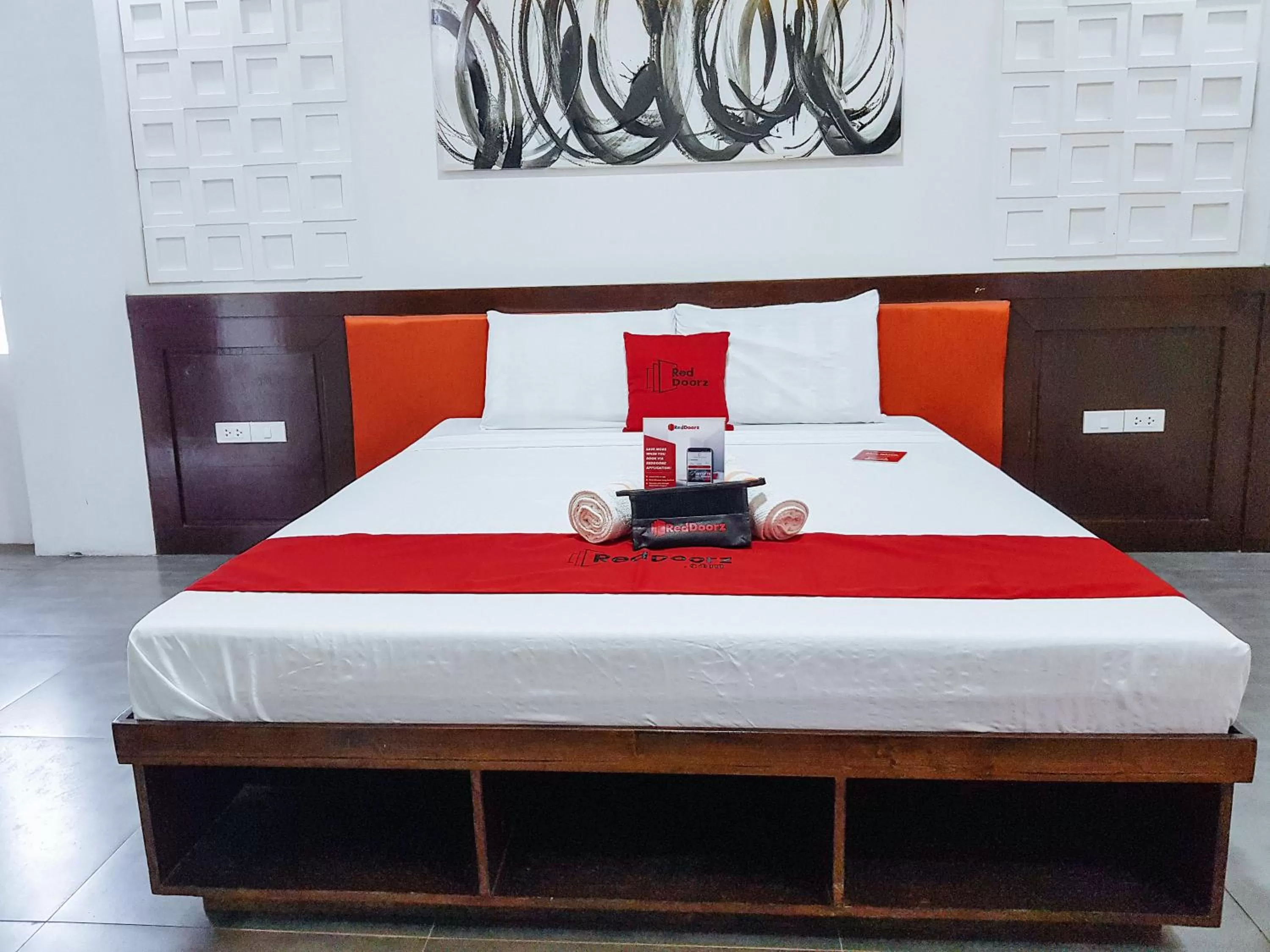 Deluxe Queen Room in RedDoorz @ Caimito Drive Dampas