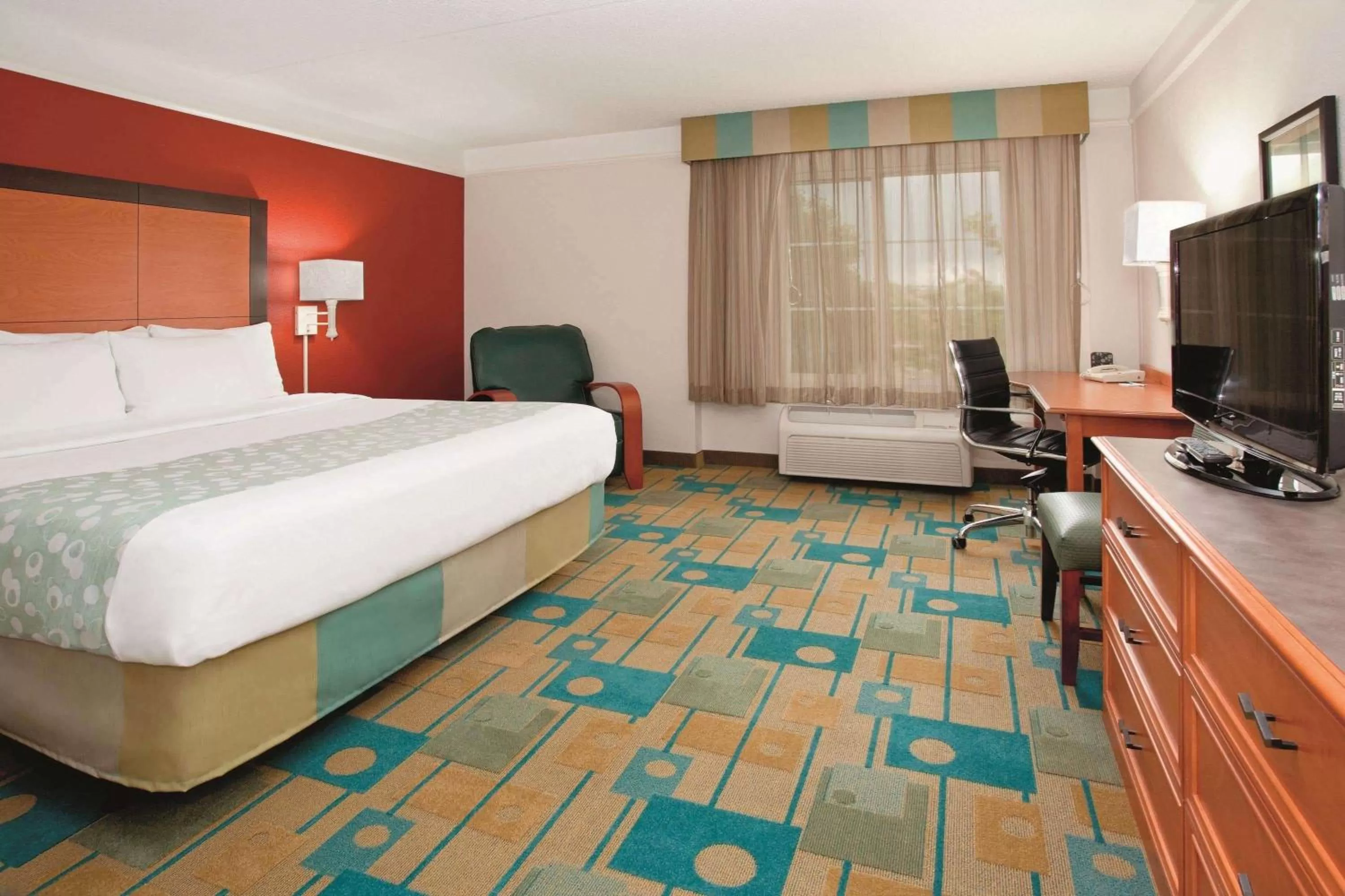 King Room with Bath Tub - Mobility Accessible/Non-Smoking in La Quinta by Wyndham Colorado Springs South Airport