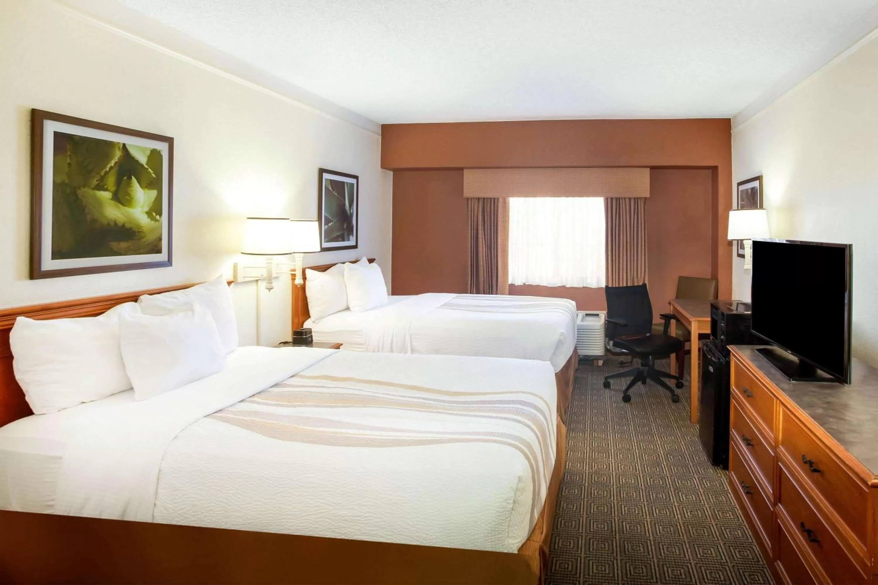 2 Full Beds, Mobility/Hearing Accessible Room, Roll-In Shower, Non-Smoking in La Quinta Inn by Wyndham Austin Capitol / Downtown