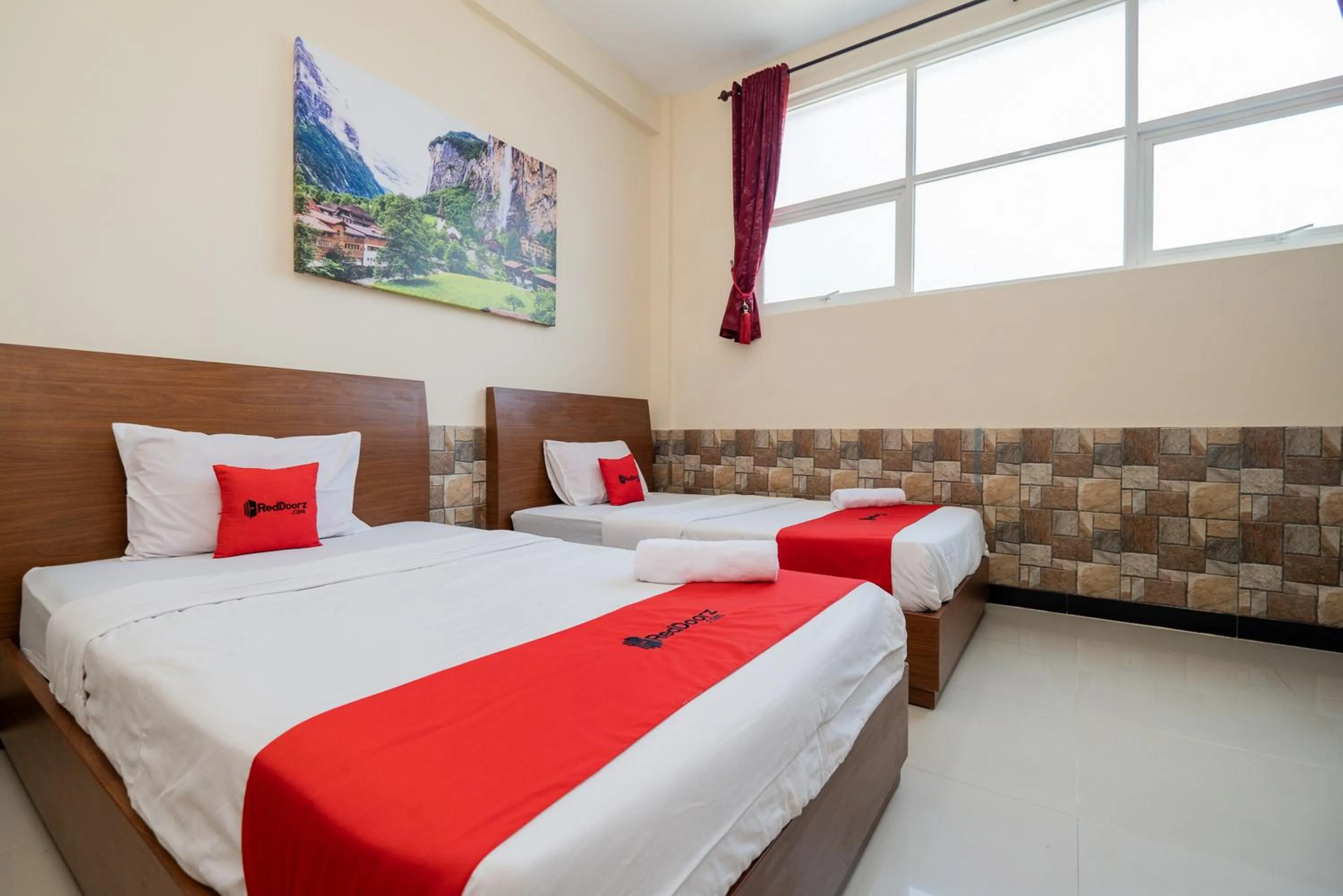 Twin Room in RedDoorz Syariah near Batu Night Spectacular