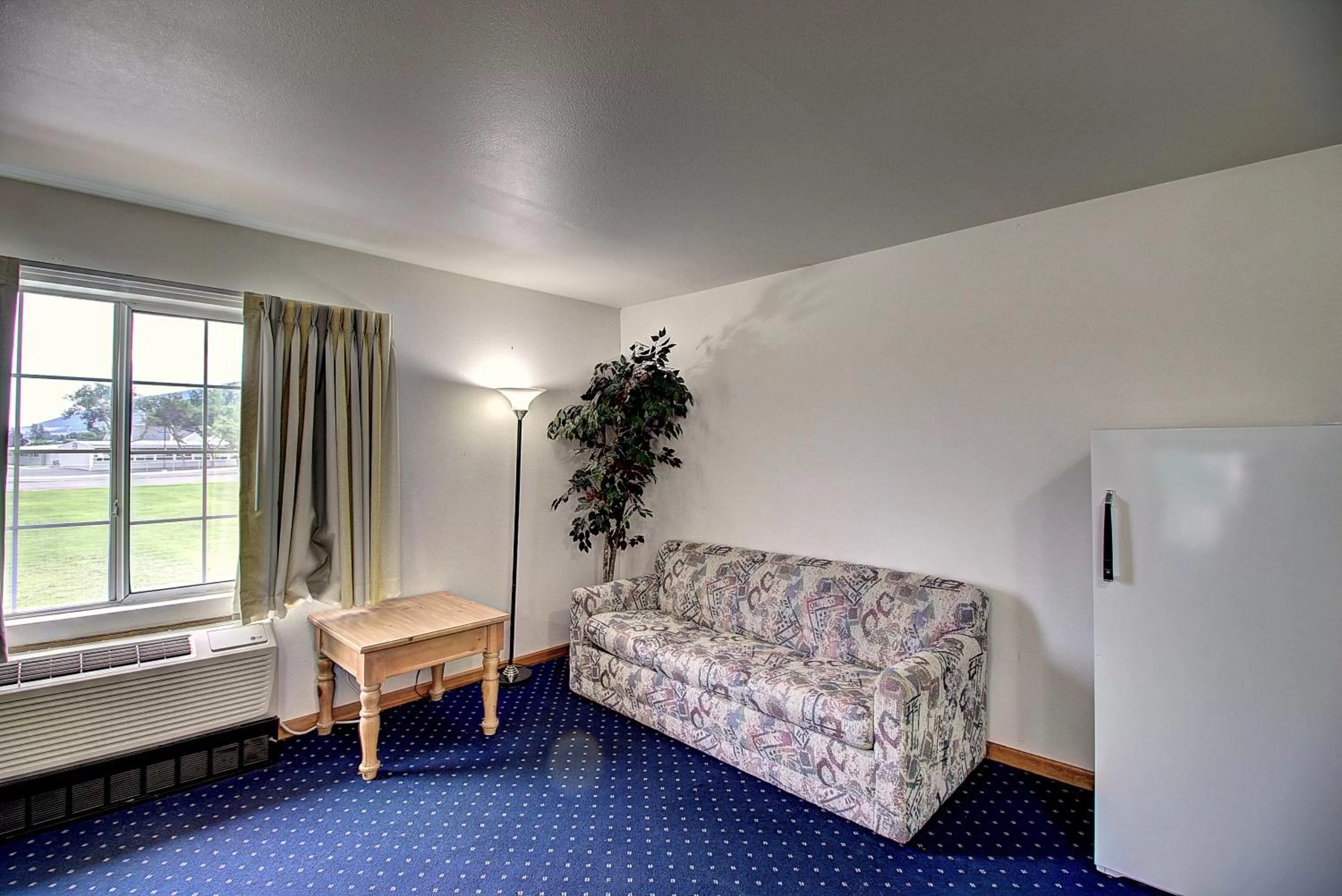 1 King Bed, Efficiency Suite, Non-Smoking in Days Inn & Suites by Wyndham Lolo
