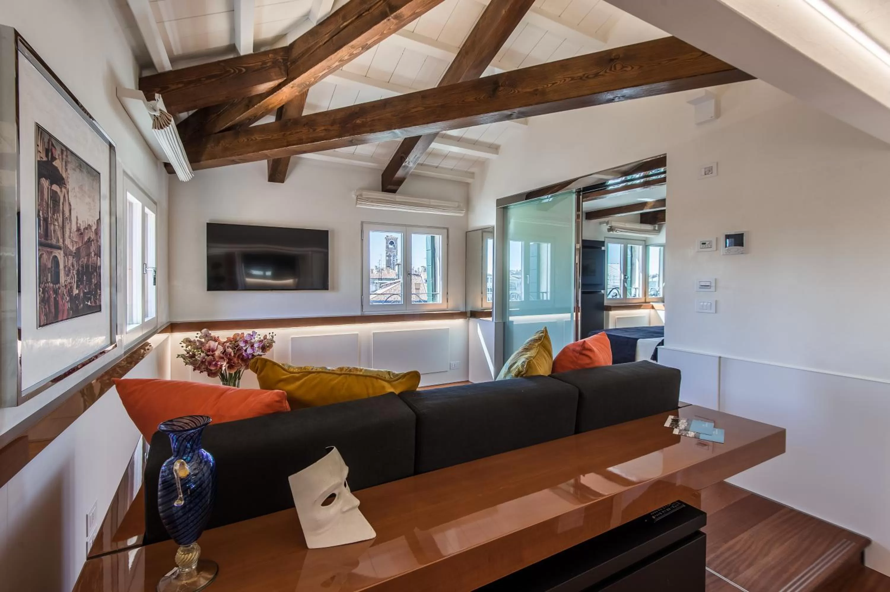 Deluxe One-Bedroom Apartment with View - no smoking in Hotel Rialto