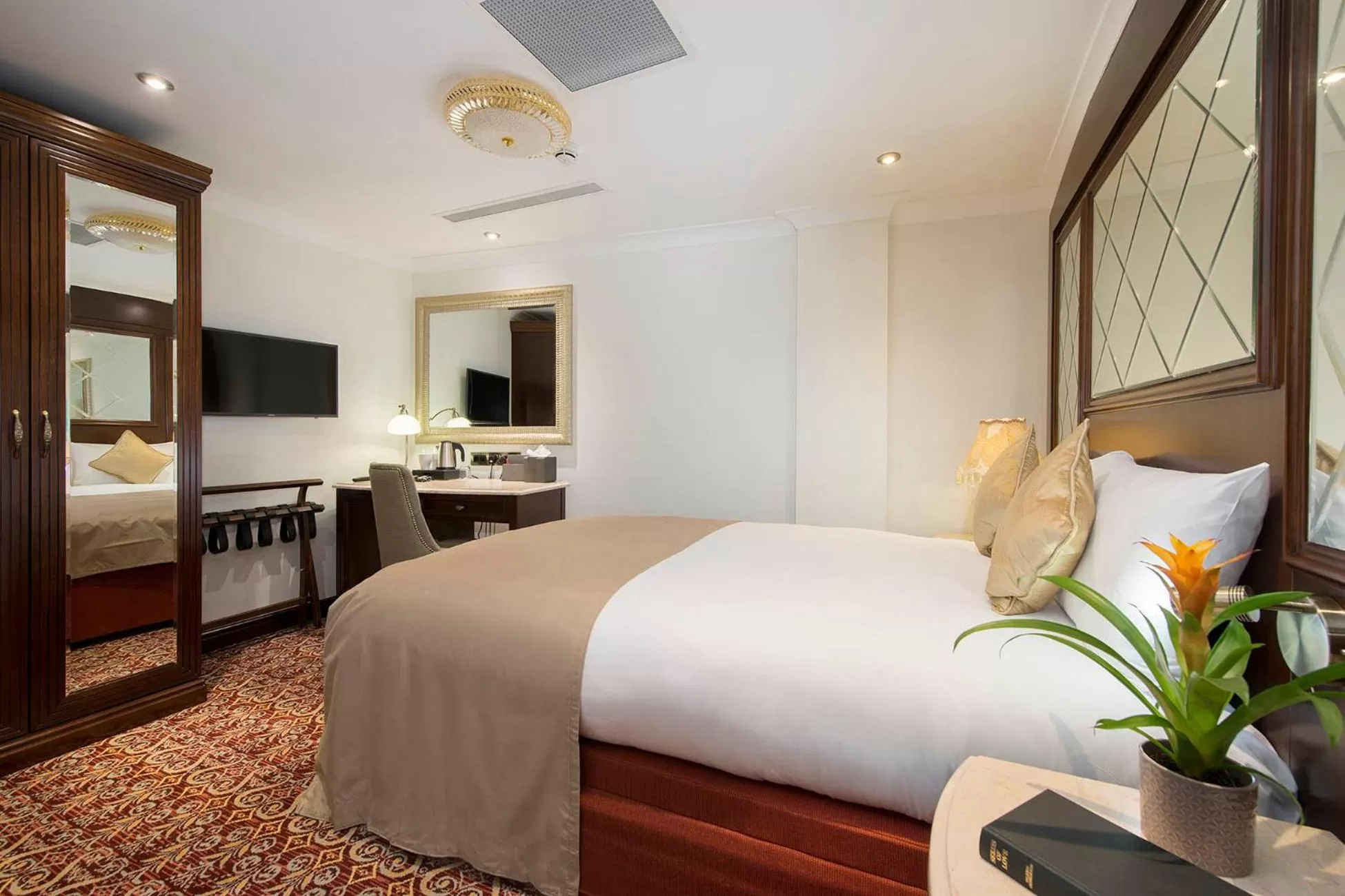 Serenity Double - Quiet Room No Windows in The George Street Hotel