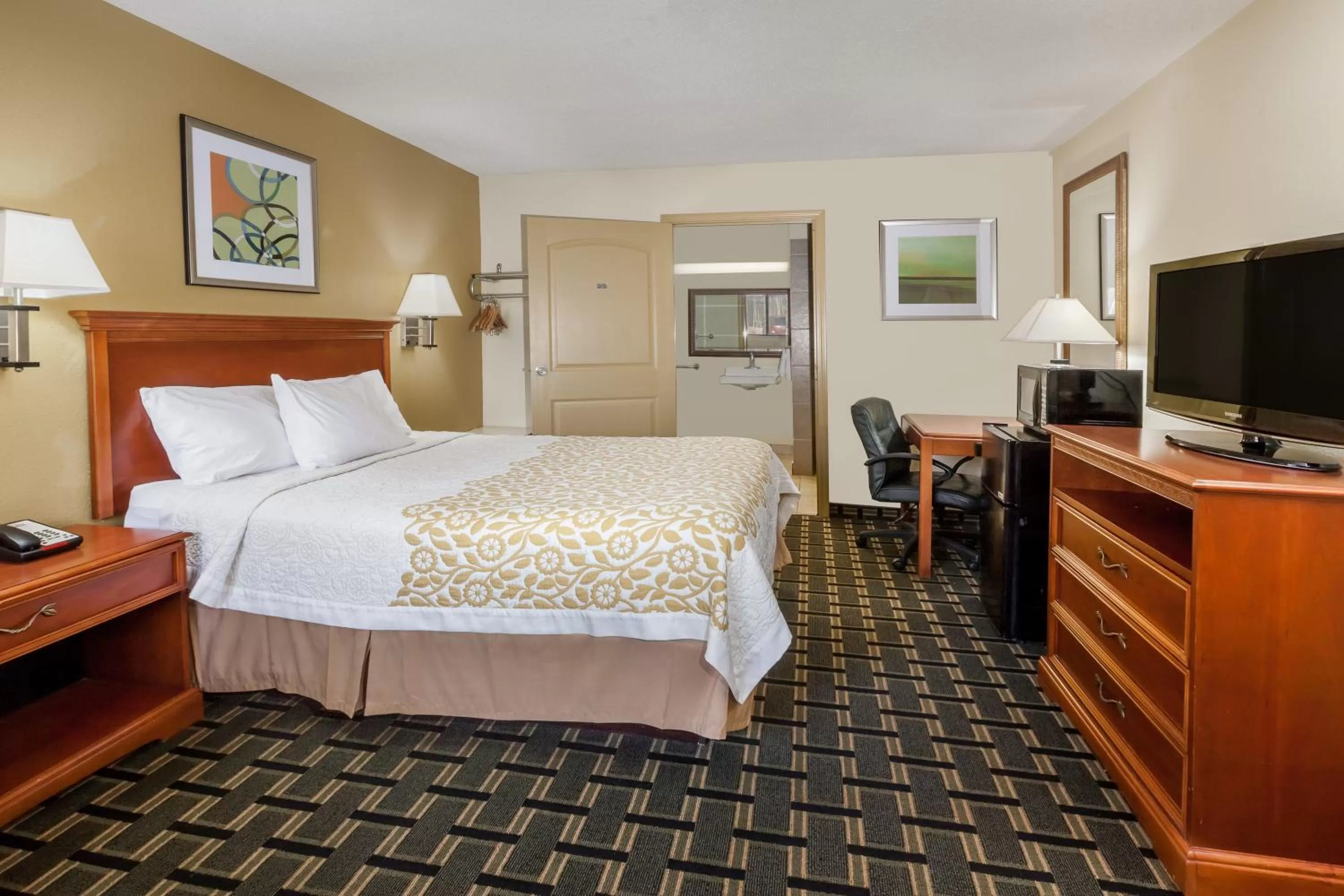 Queen Room - Mobility Access/Non-Smoking in Days Inn by Wyndham Kent - Akron