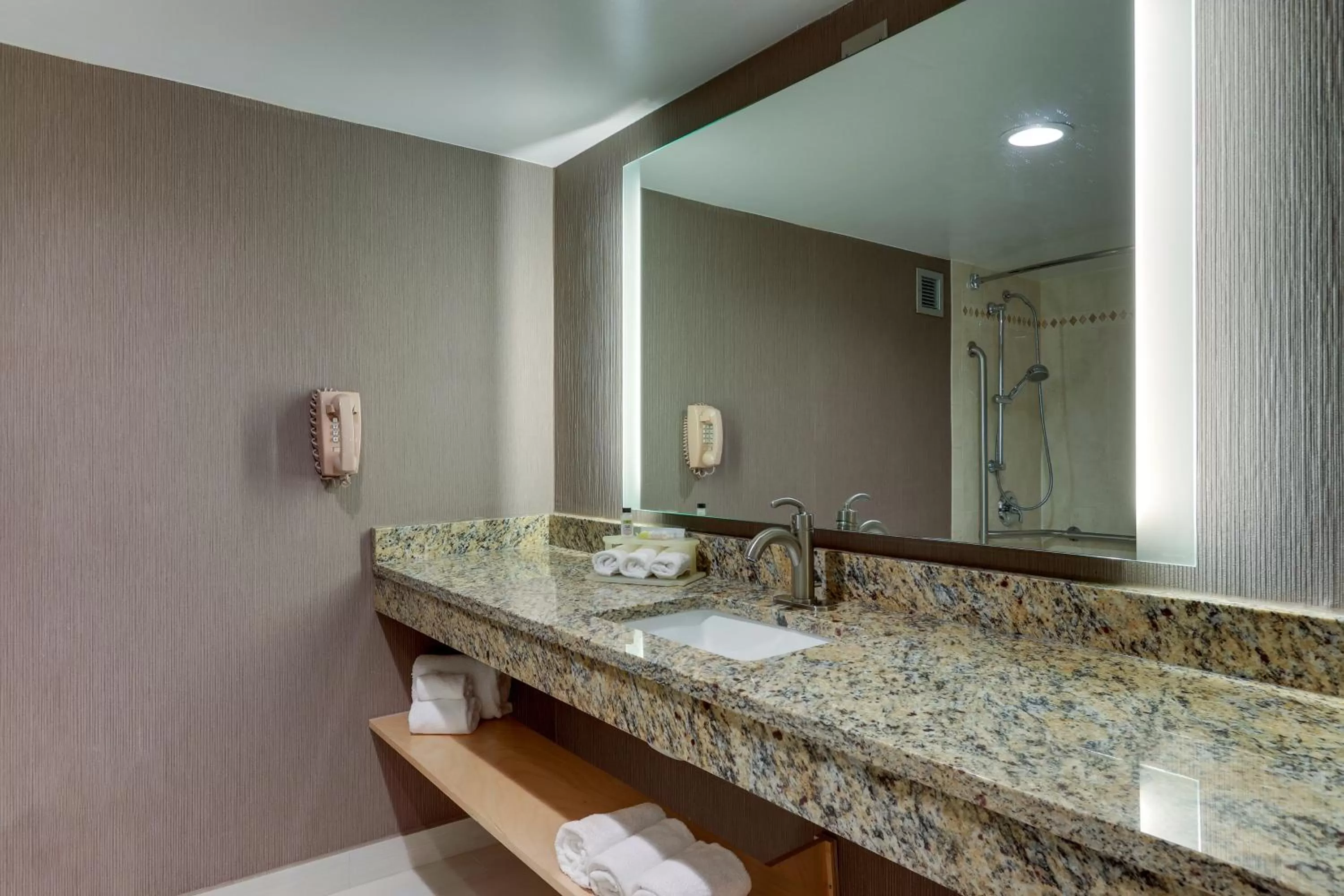 Twin Room with Transfer Shower - Communications Accessible in Holiday Inn Express Aberdeen-Chesapeake House by IHG