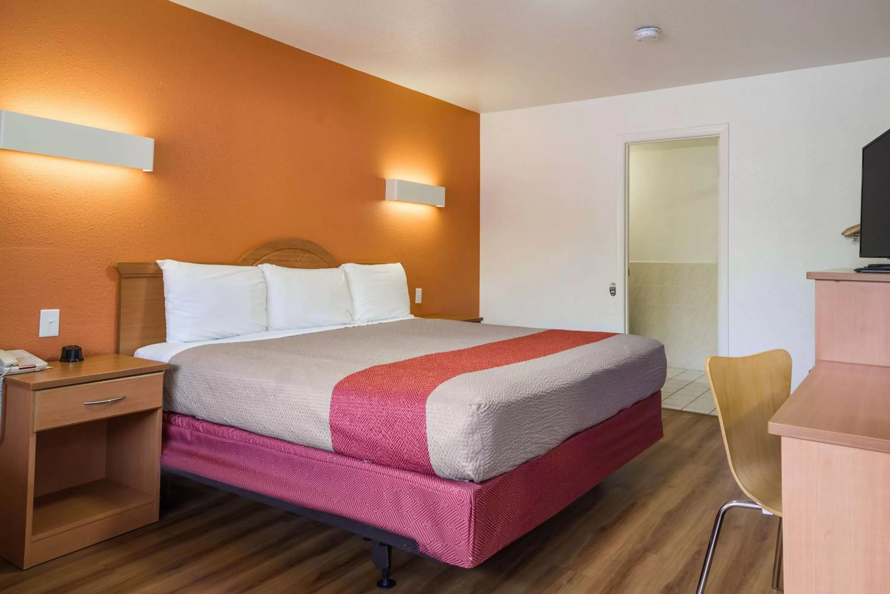 Deluxe King Room - Non-Smoking in Motel 6-Concord, CA