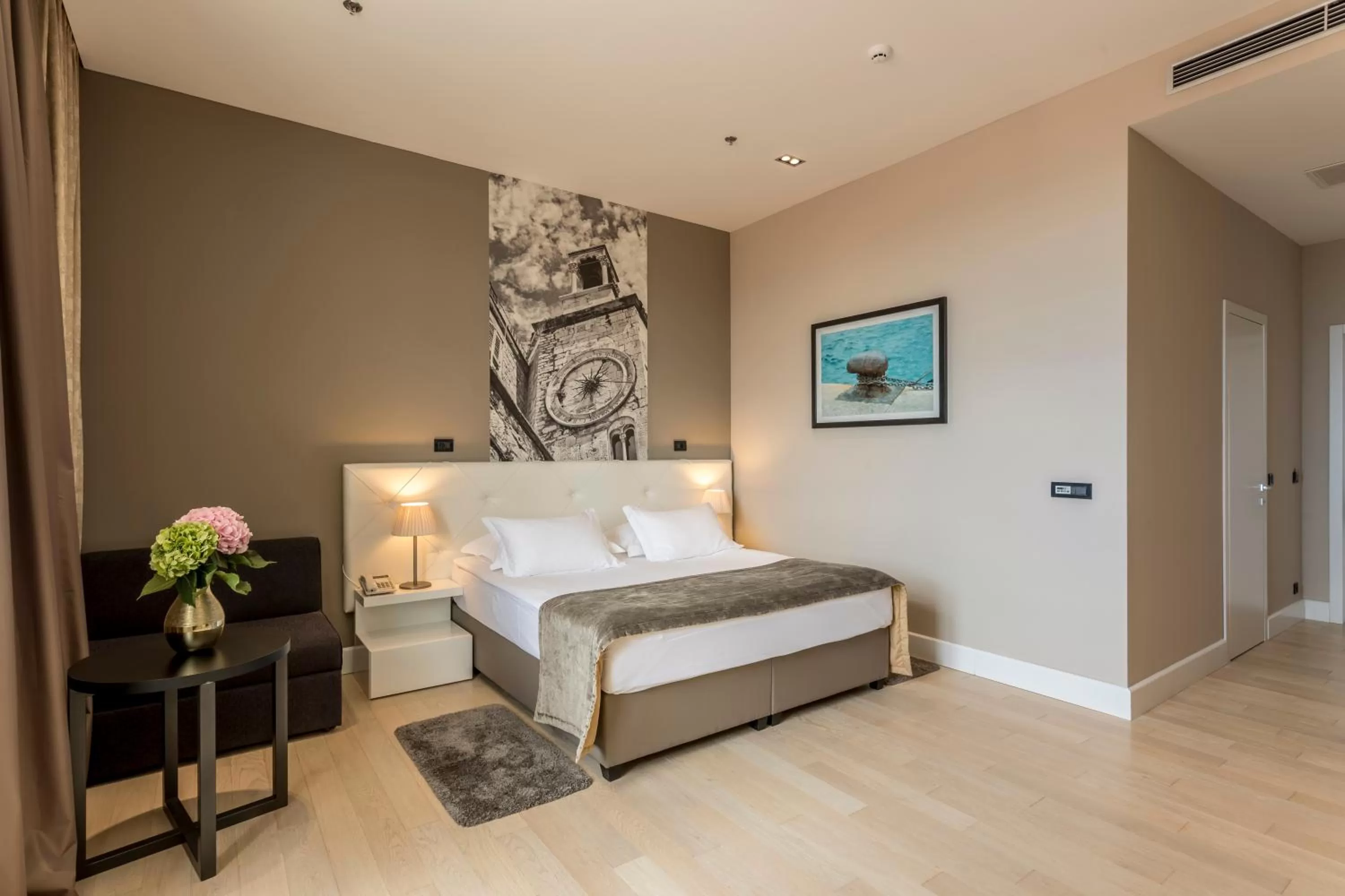 Deluxe King Room with City View in Cornaro Hotel