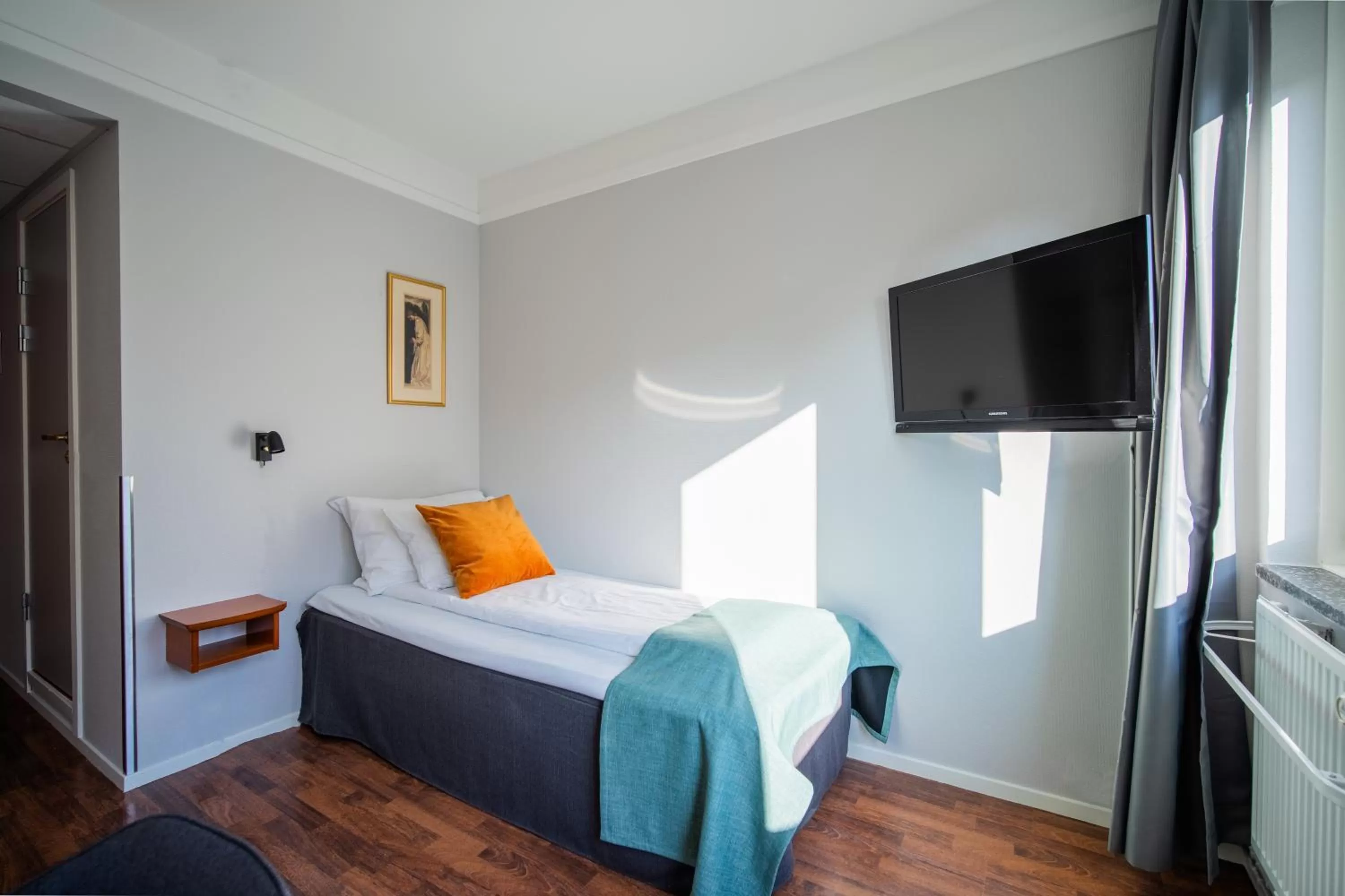 Standard Single Room in Enter Amalie Hotel