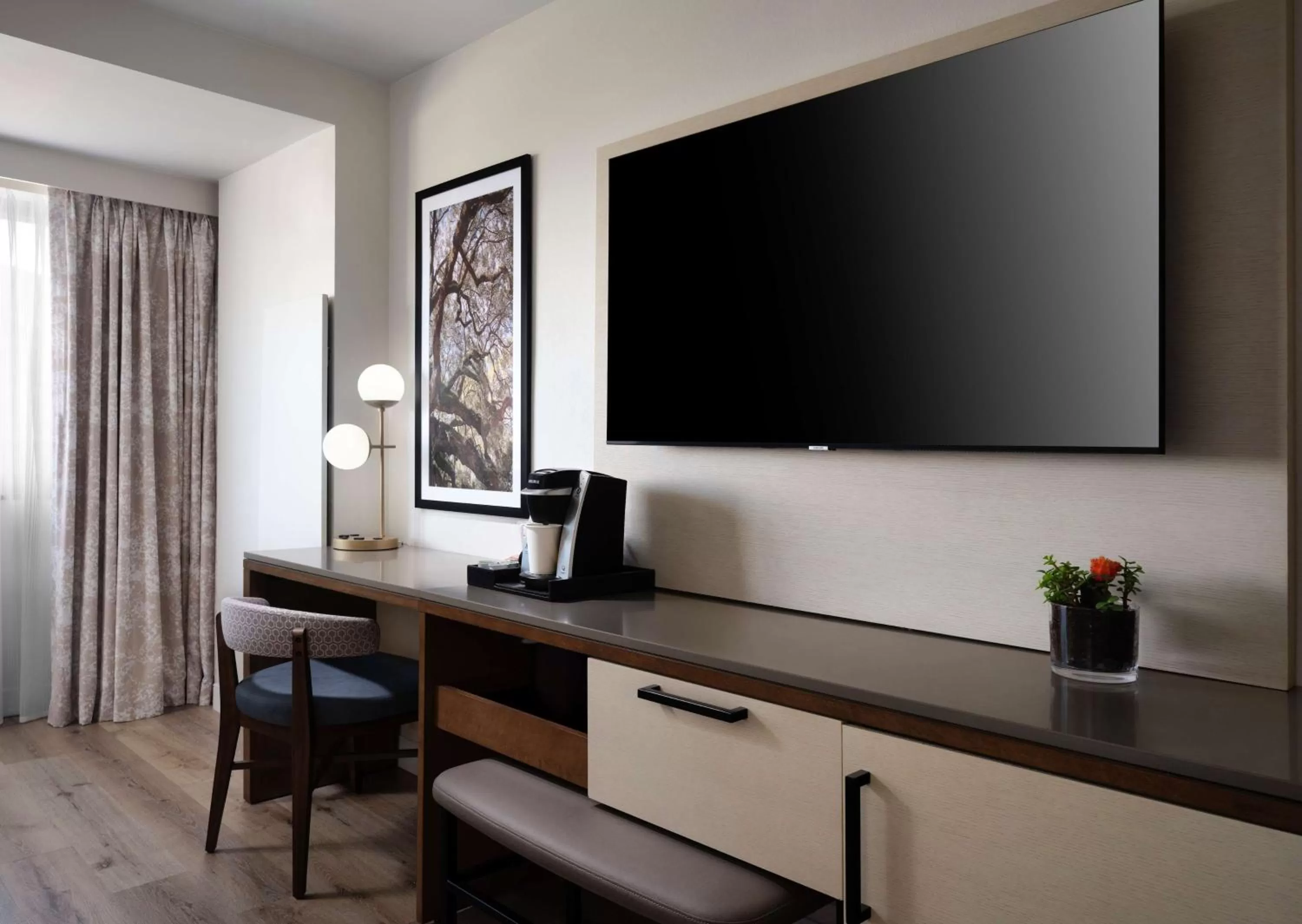 King Room with Roll-In Shower - Disability Access in Sonesta Irvine John Wayne Airport