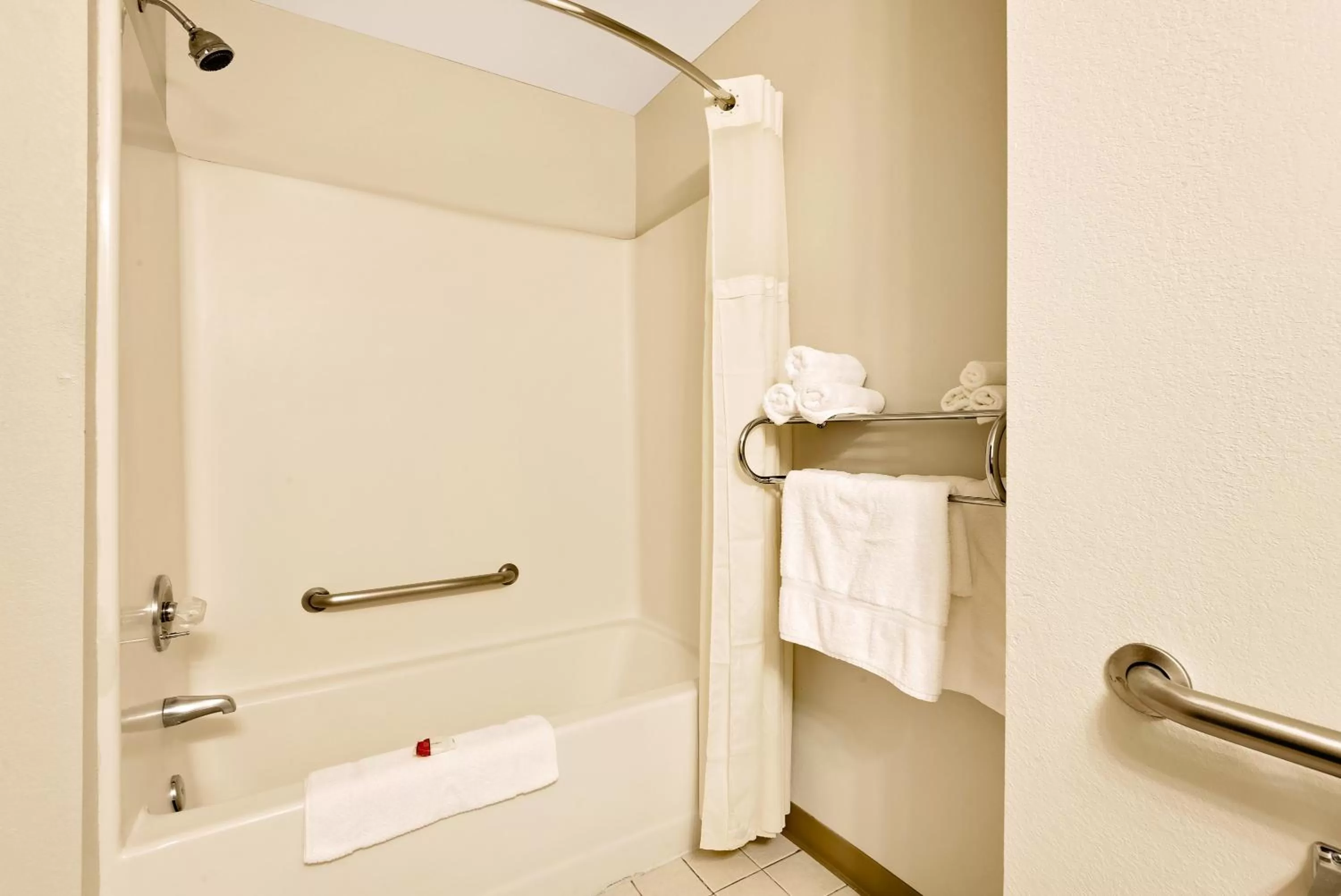 King Room with Bath Tub - Mobility Accessible/Non-Smoking in Baymont by Wyndham Lawrenceburg