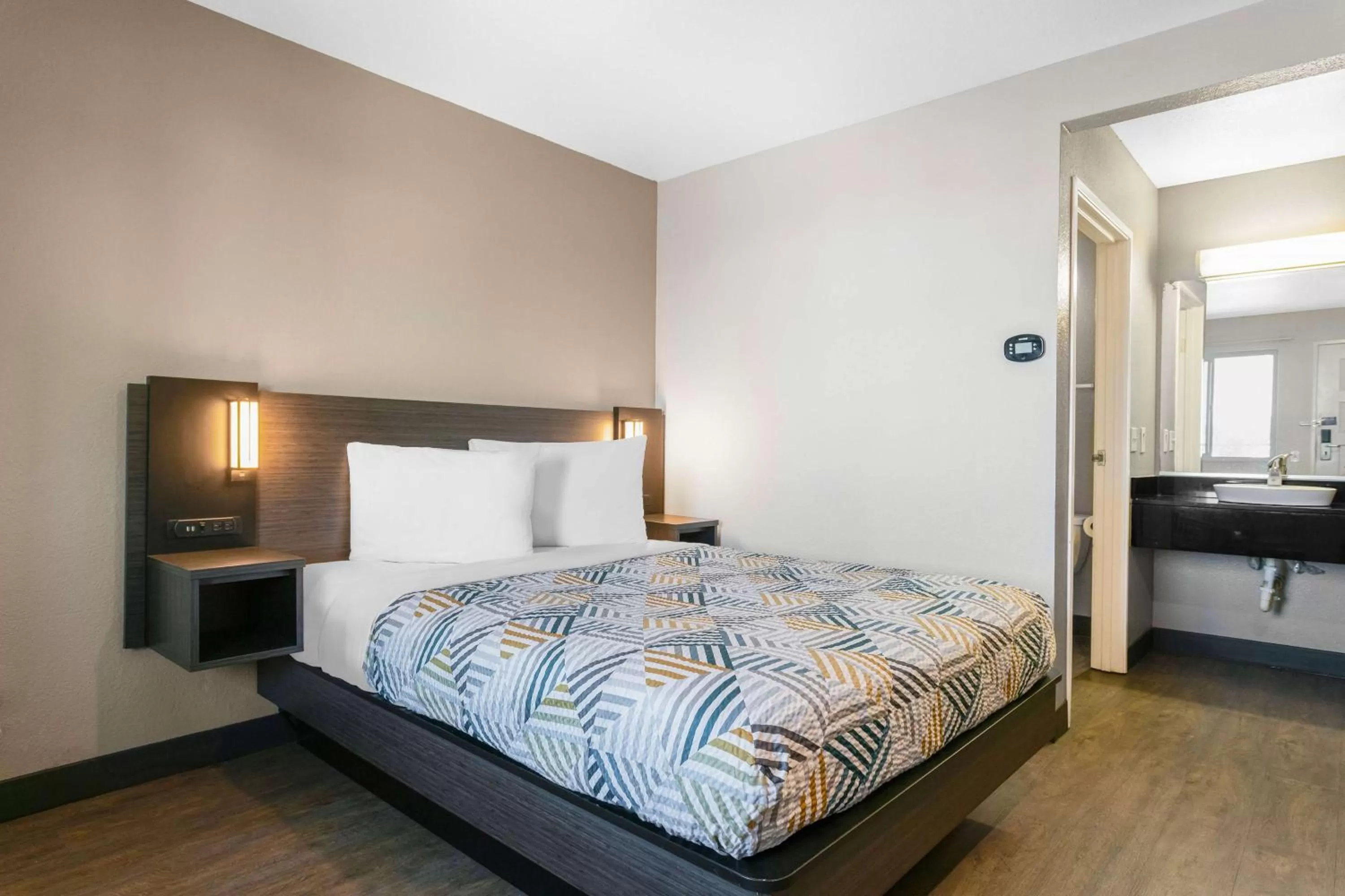 Double Room - Disability Access - Smoking in Motel 6-Merced, CA - North