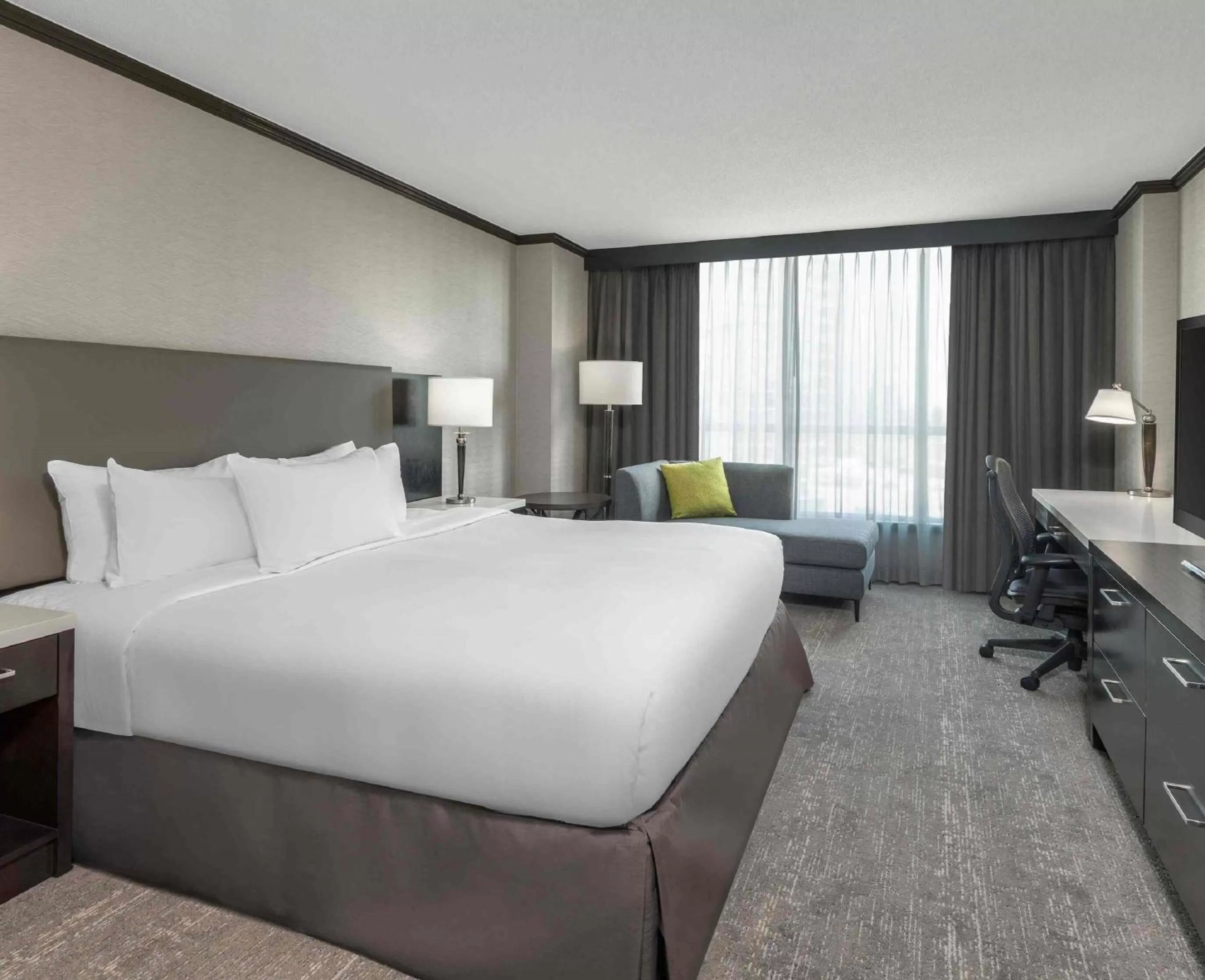 Deluxe King Room in Hilton Vancouver Metrotown