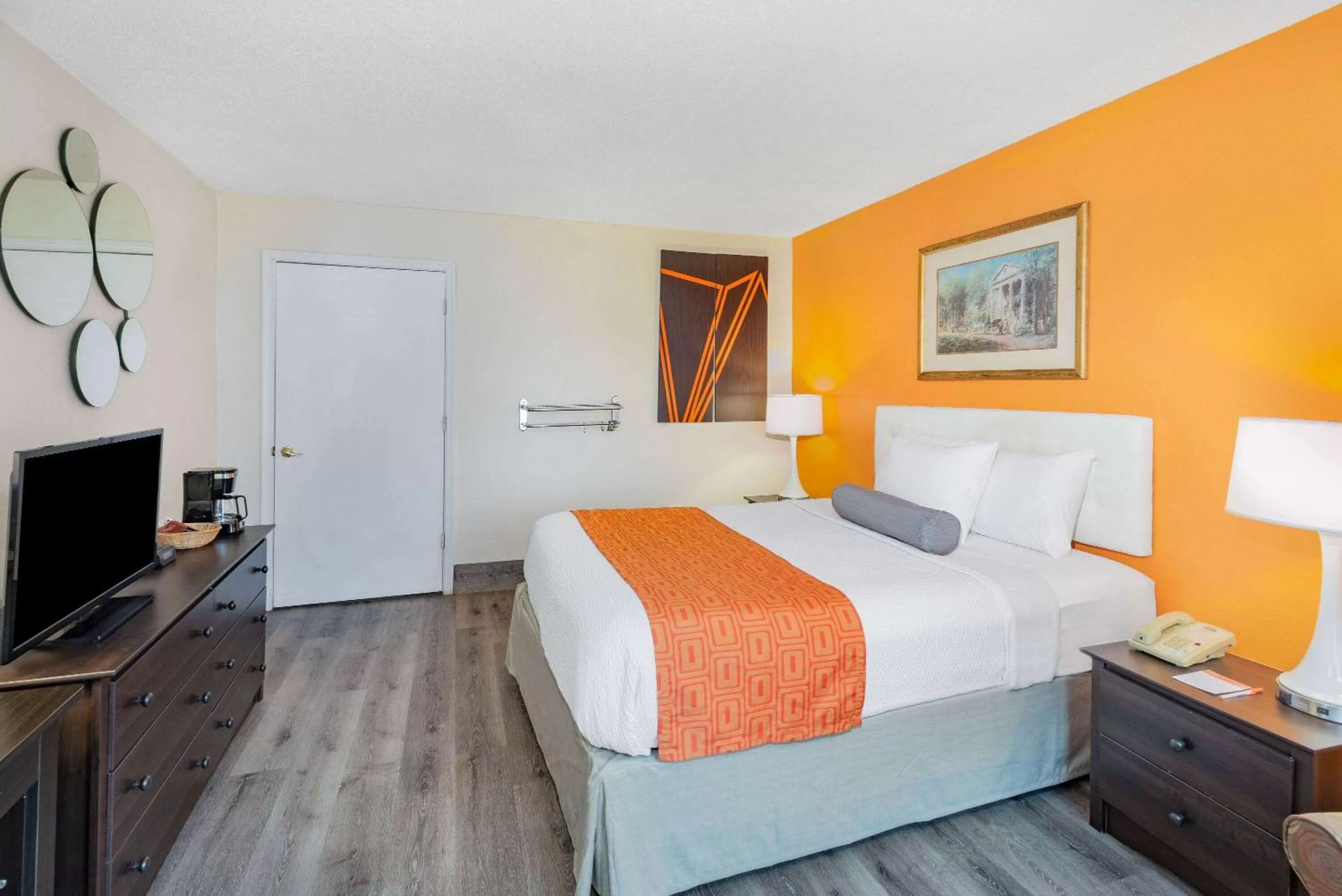 Queen Room - Disability Access/Non-Smoking in Howard Johnson by Wyndham Staunton