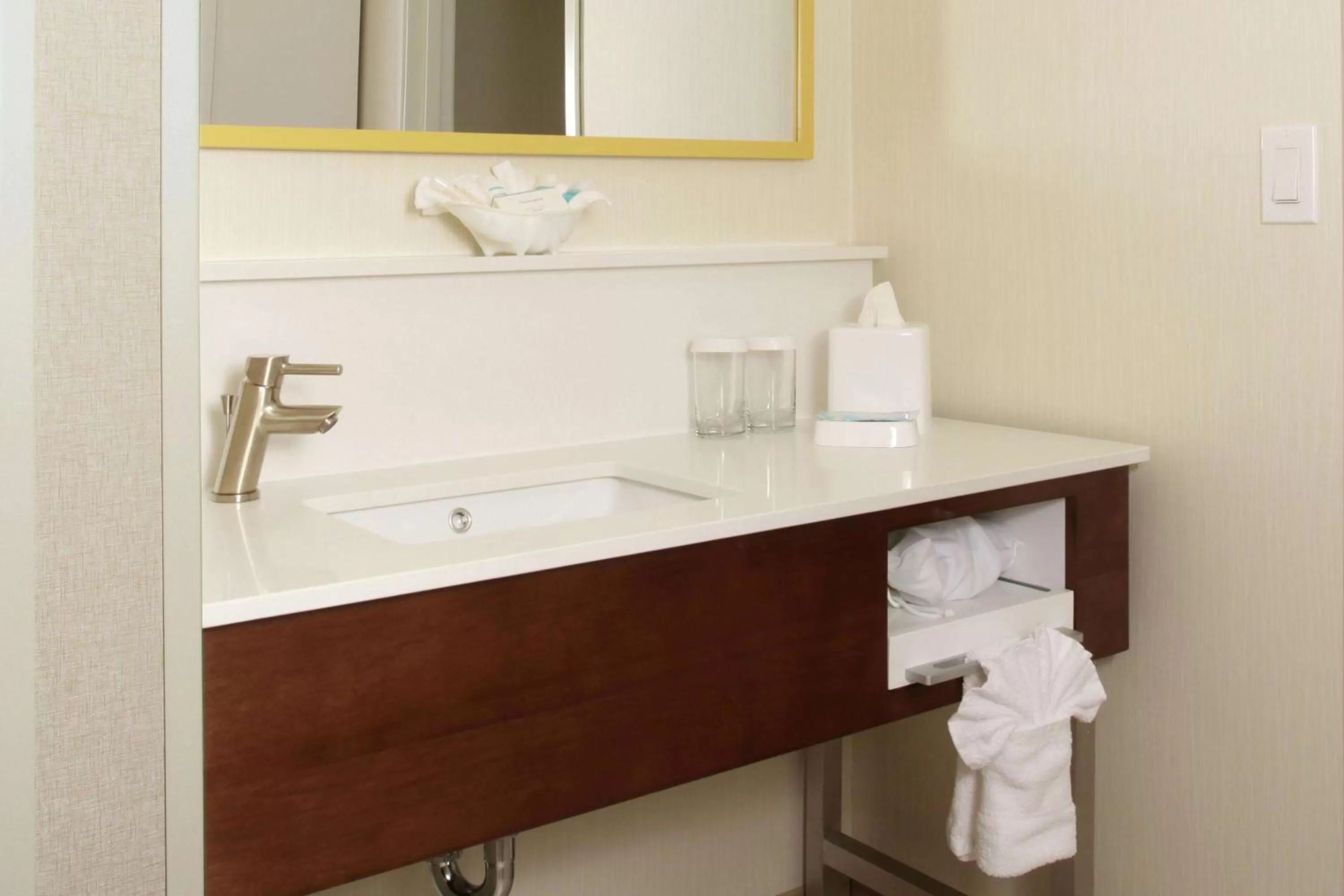 Non-Smoking King Room with River View in Hampton Inn Richland-Tri Cities