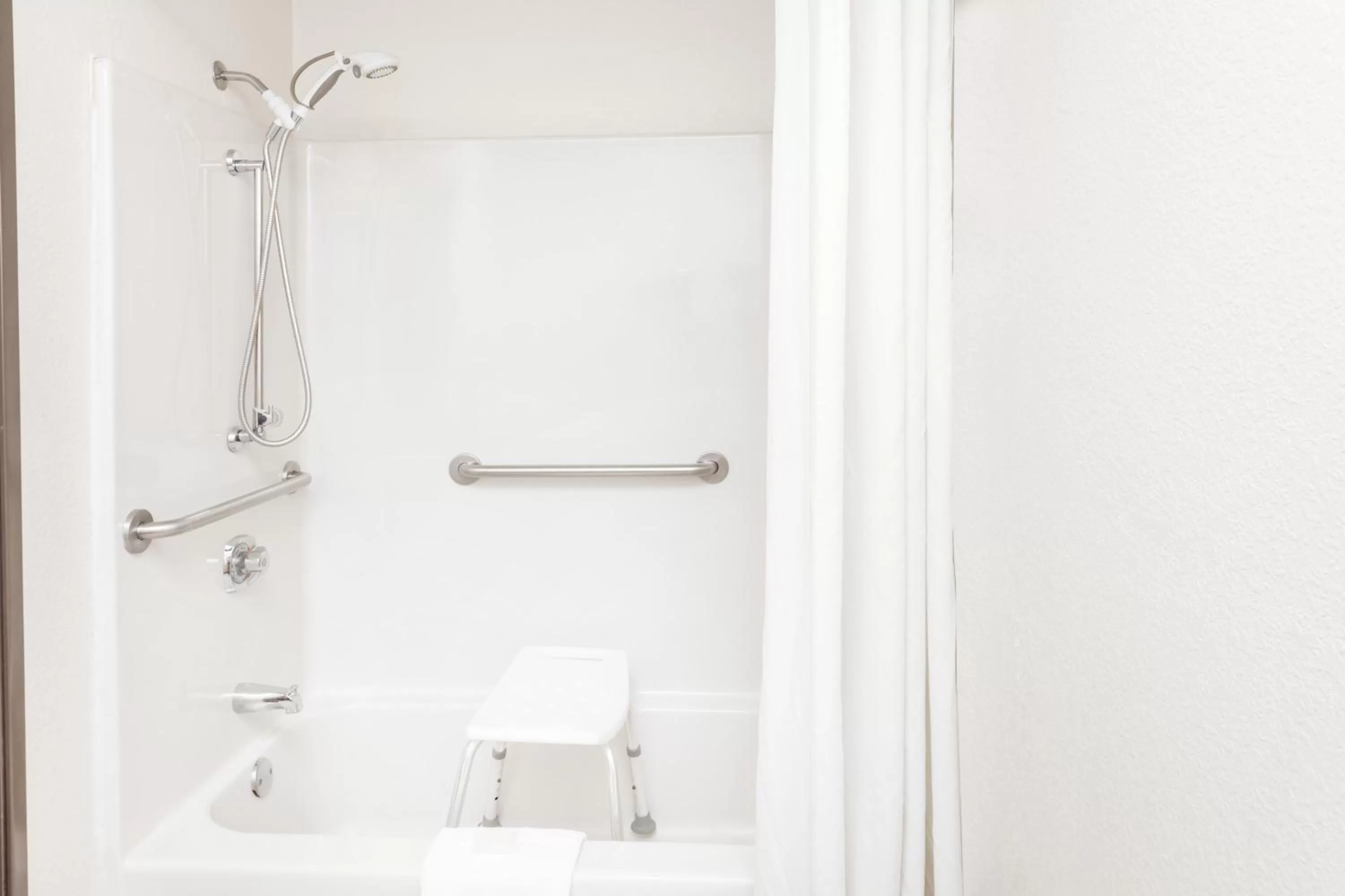 Queen Room - Mobility Access/Smoking in Super 8 by Wyndham Lincoln