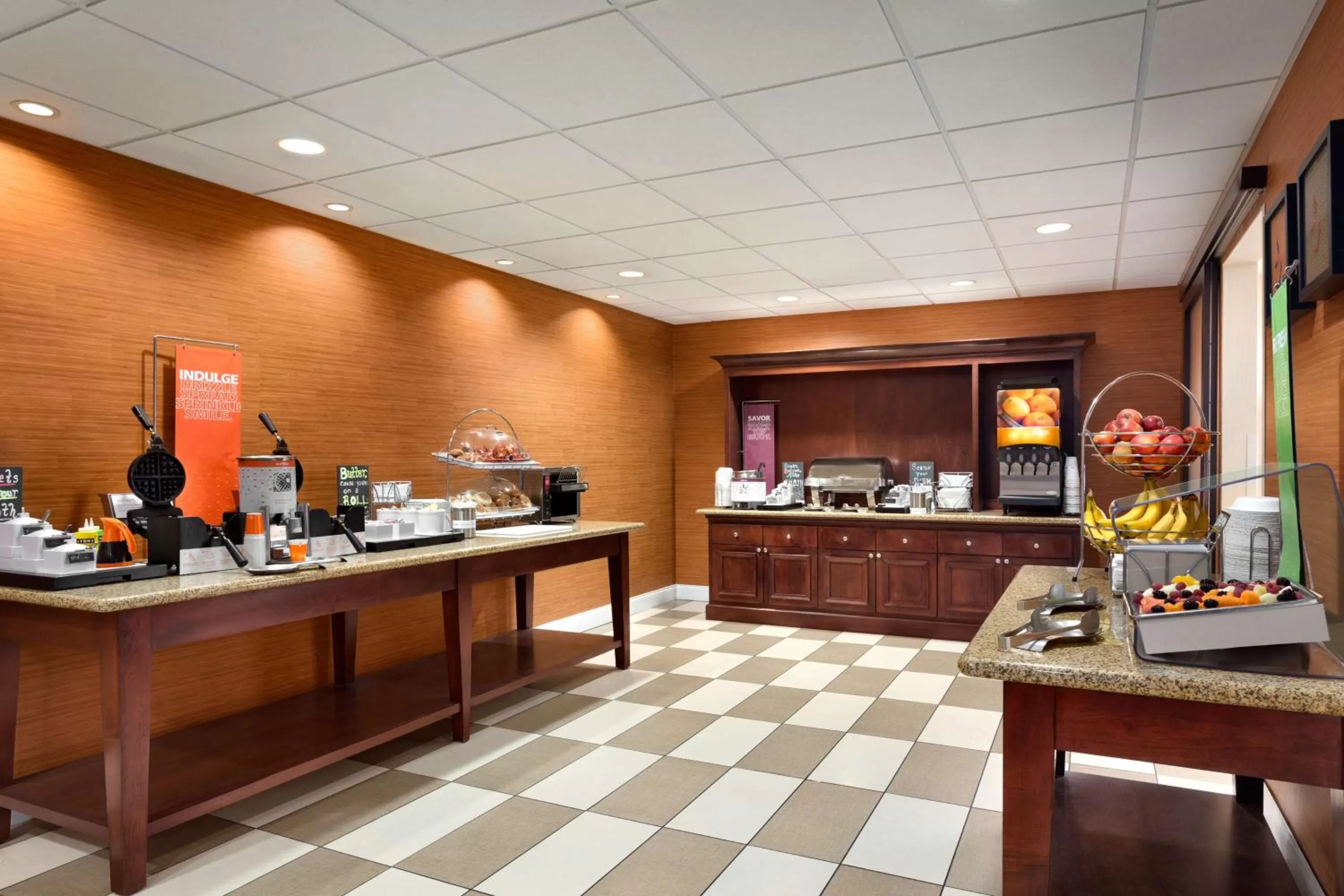 Dining area in Hampton Inn & Suites Largo