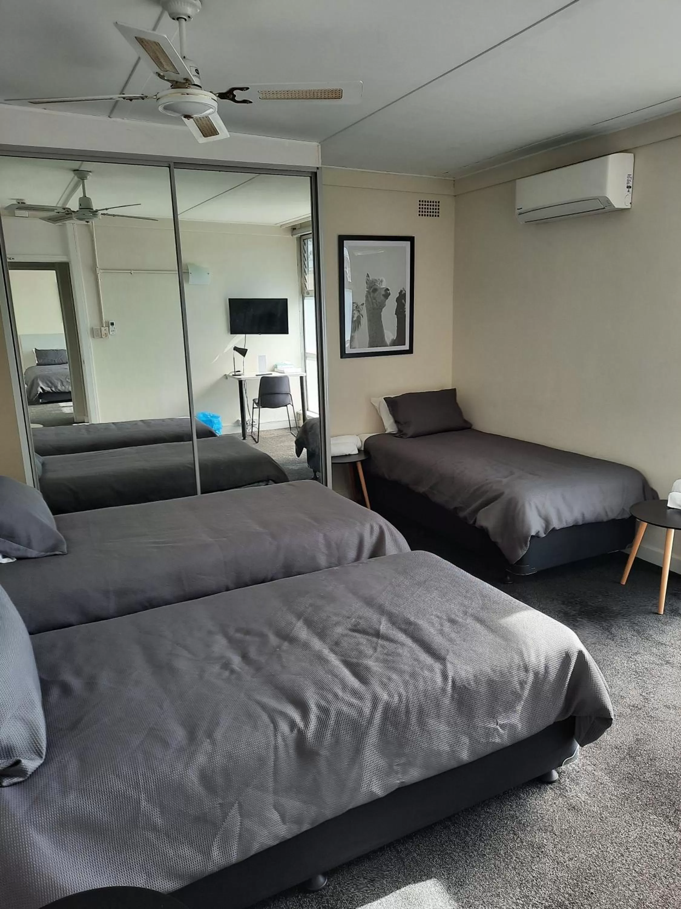 Family Room with Bathroom in Doonside Hotel