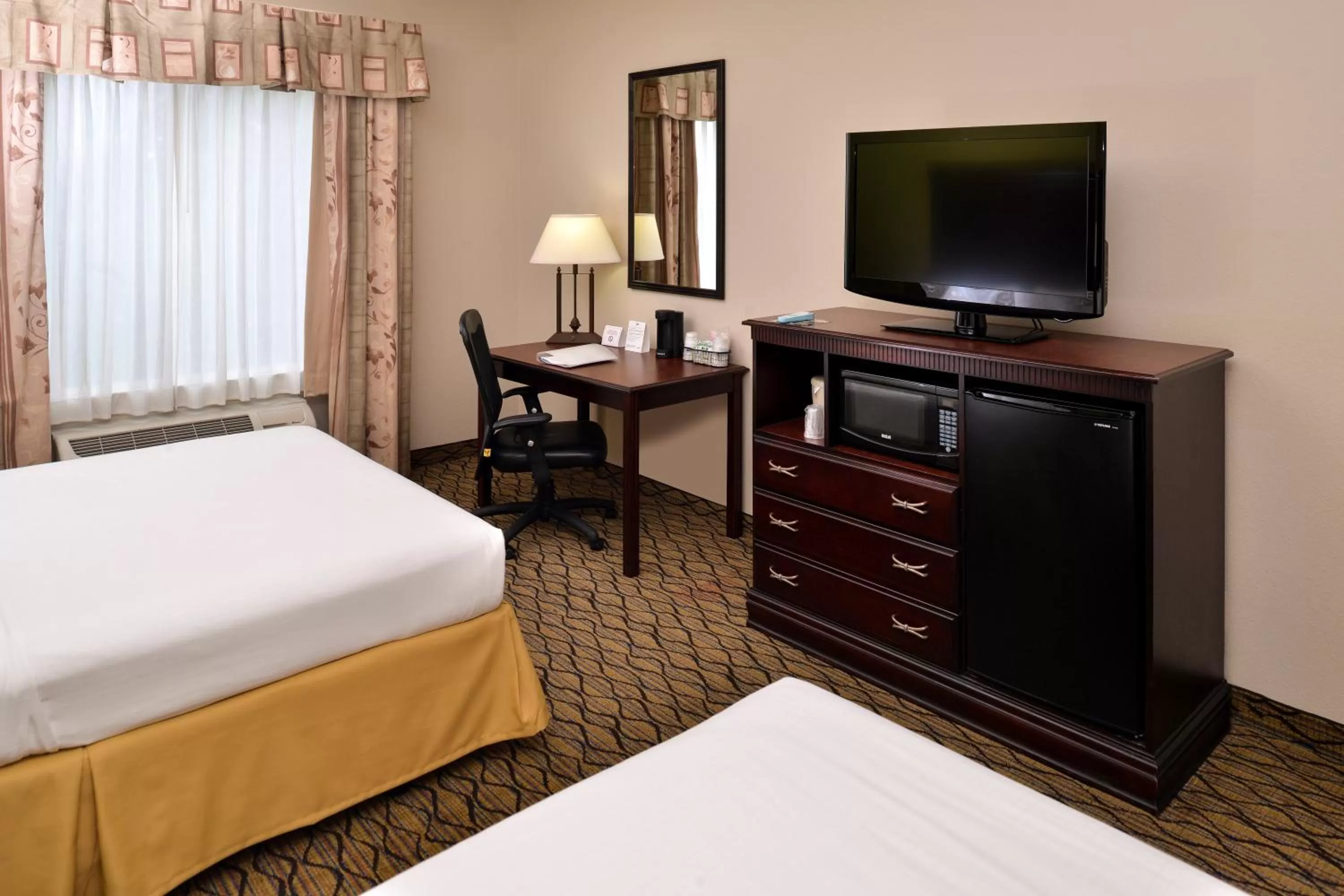 Double Room with Two Double Beds - Hearing Accessible  in Holiday Inn Express Hotel & Suites Sherman Highway 75 by IHG