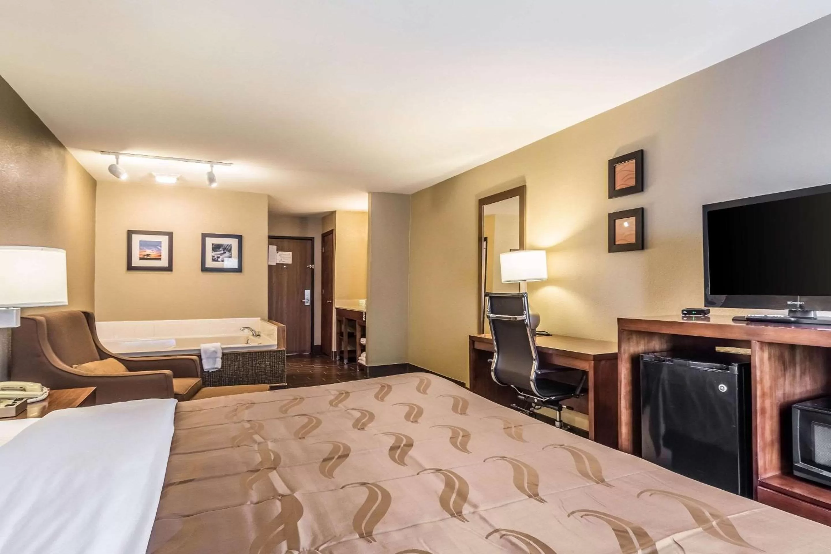 King Suite with Spa Bath in Quality Inn & Suites Salem near I-57