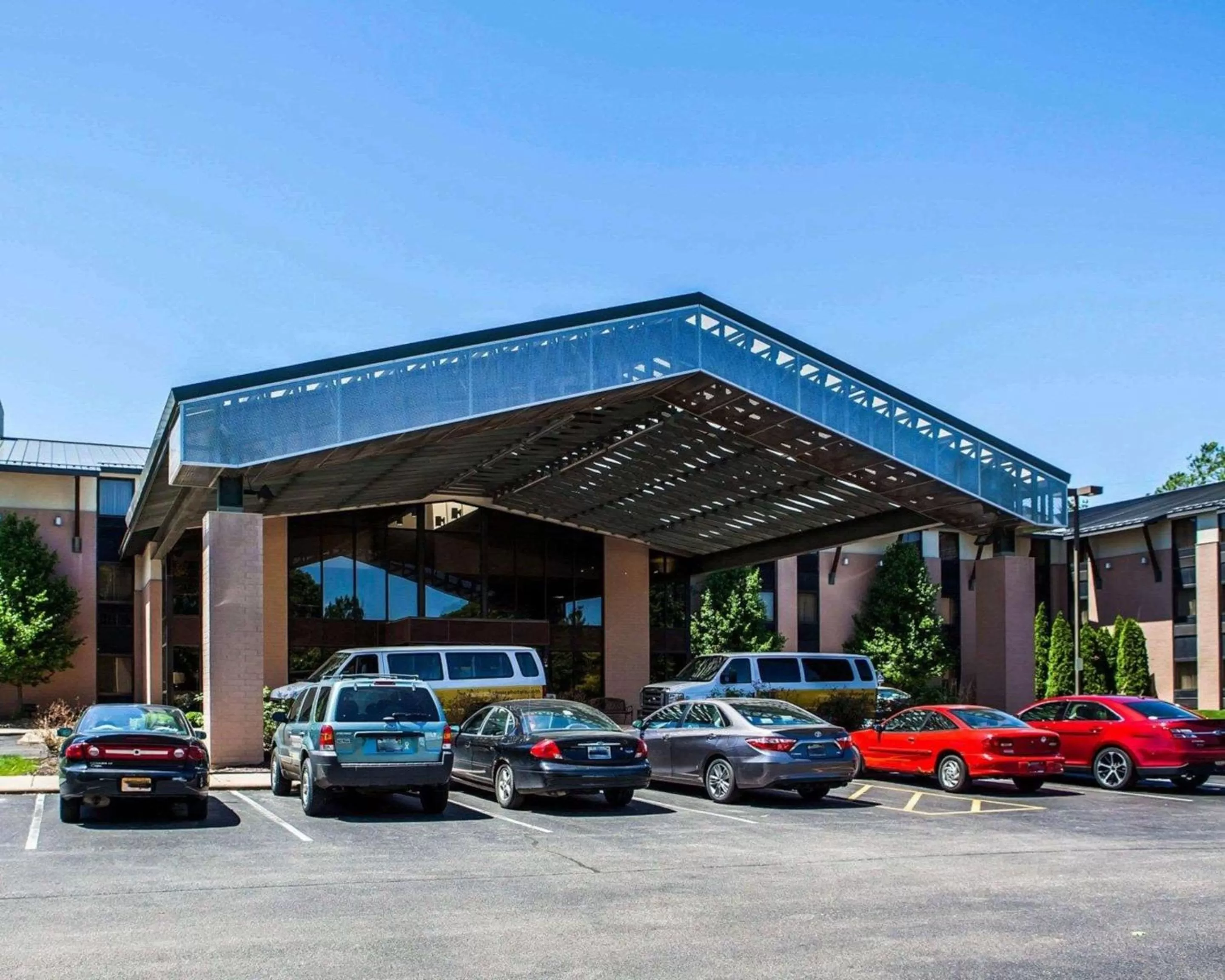Property building in Quality Inn & Suites Peoria North