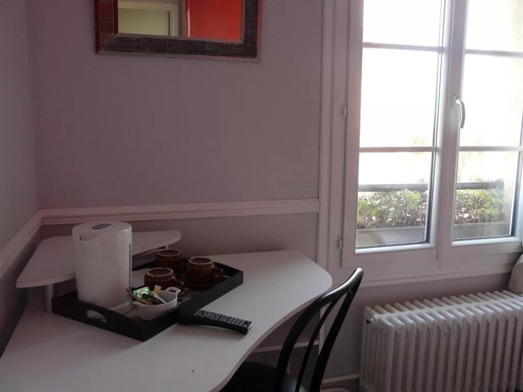 Double Room with Private Bathroom - single occupancy in Hôtel Le Hussard