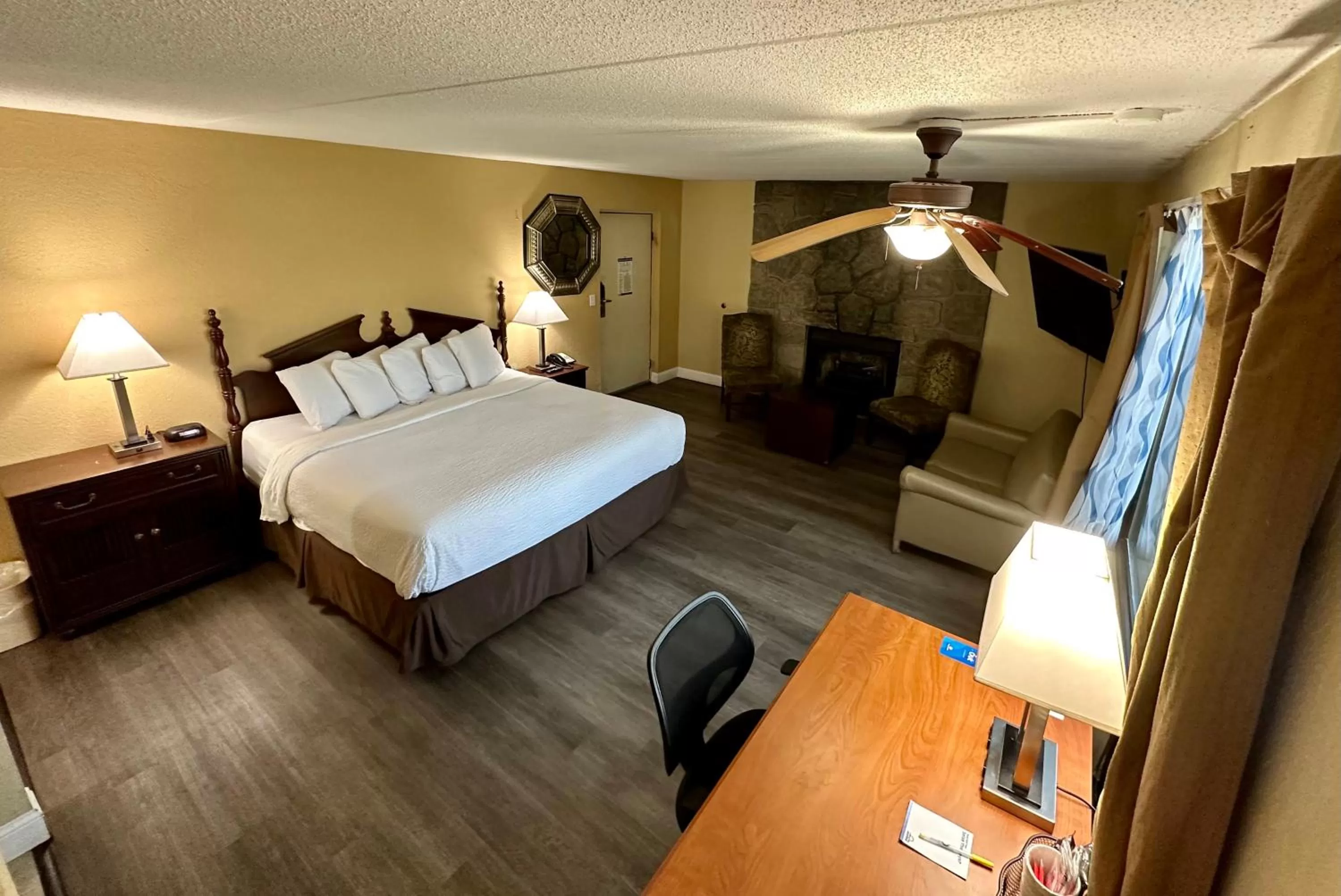 King Suite with Spa Bath - Non-Smoking in Days Inn & Suites by Wyndham Pigeon Forge