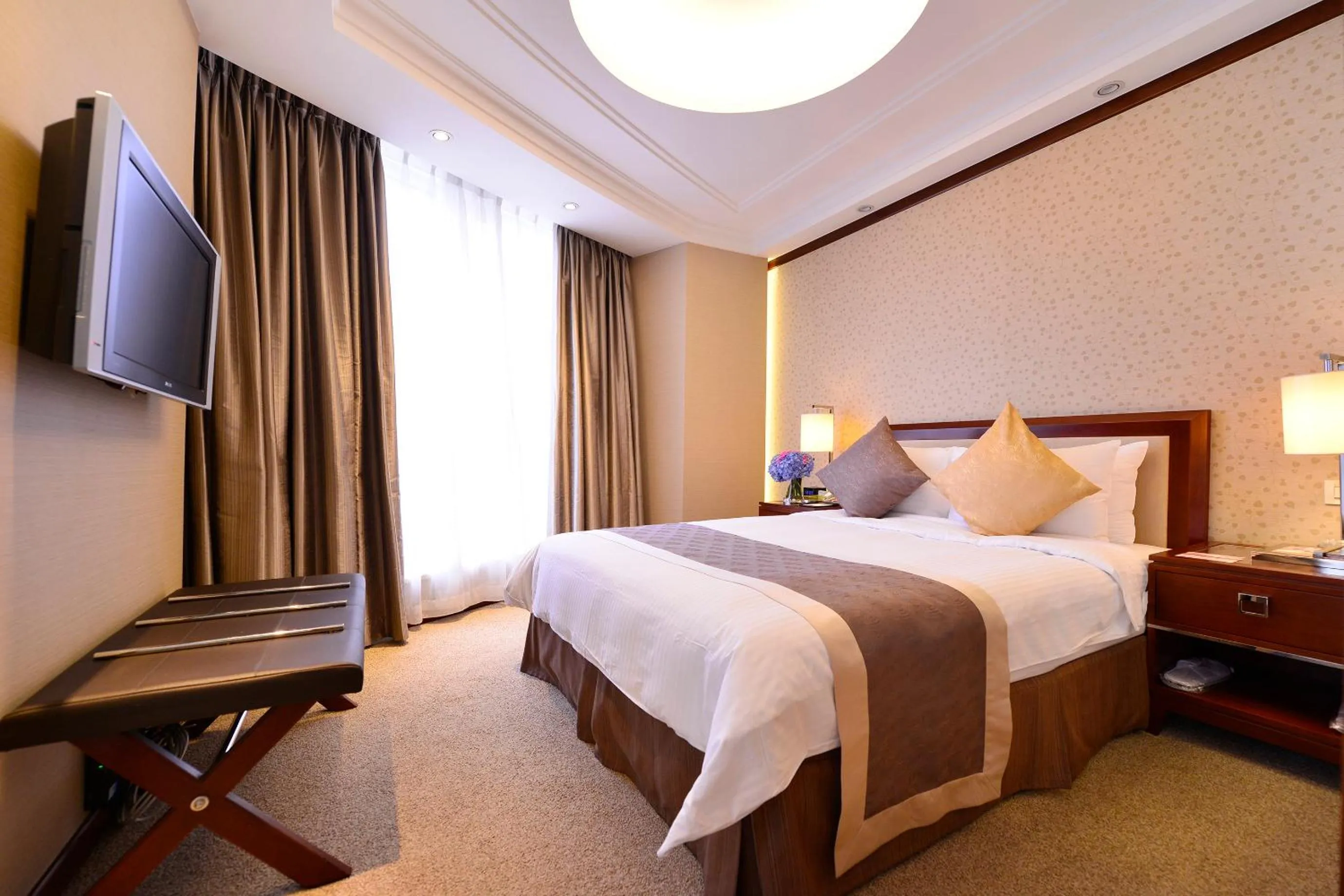 Bedroom, Bed in Central Hotel Shanghai - Nanjing Road