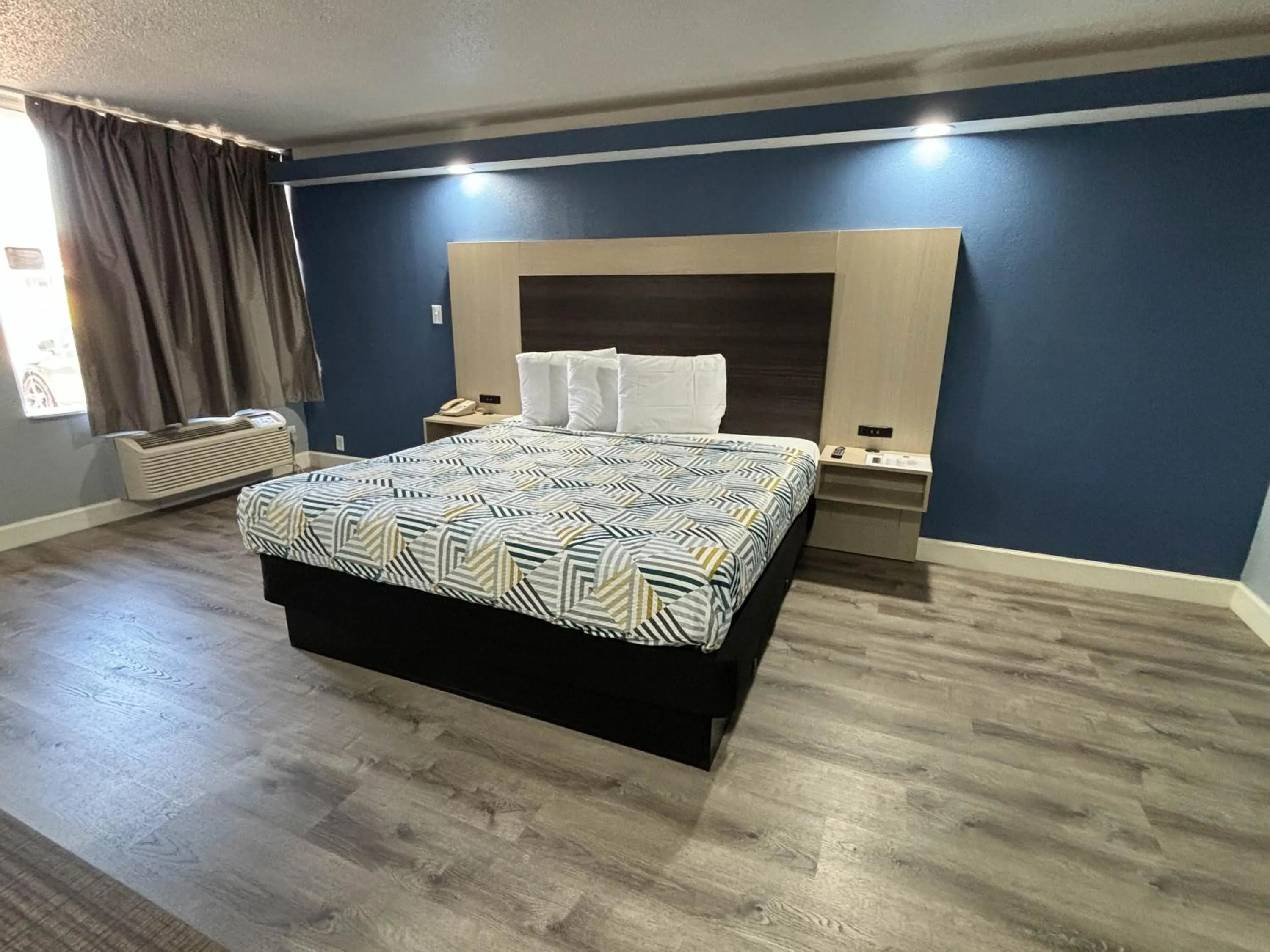 King Room with Spa Bath - Smoking in Studio 6 Suites Memphis, TN East Memphis