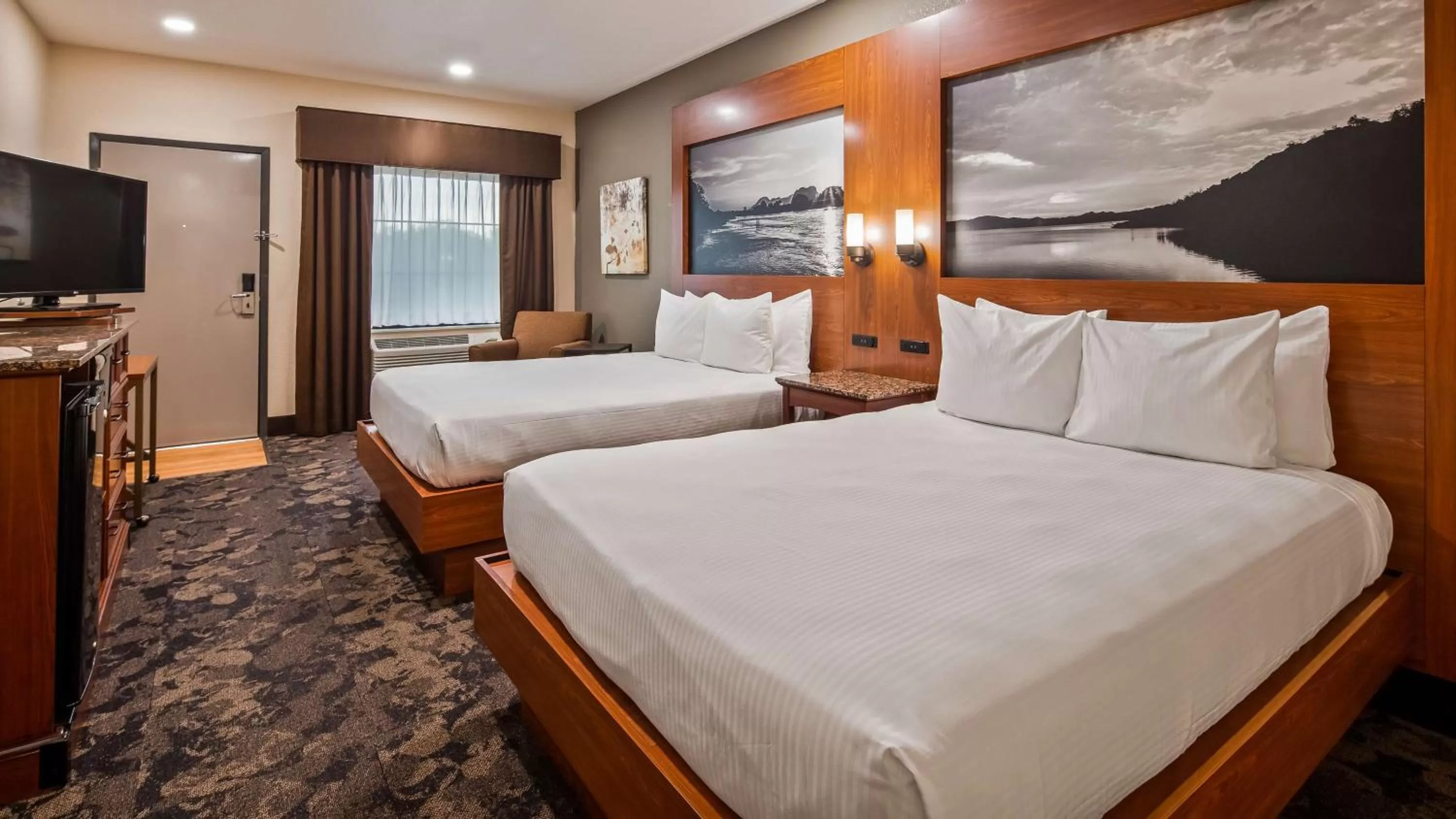 Queen Room with Two Queen Beds and Bathtub - Smoking in Best Western Plus Oklahoma City Yukon