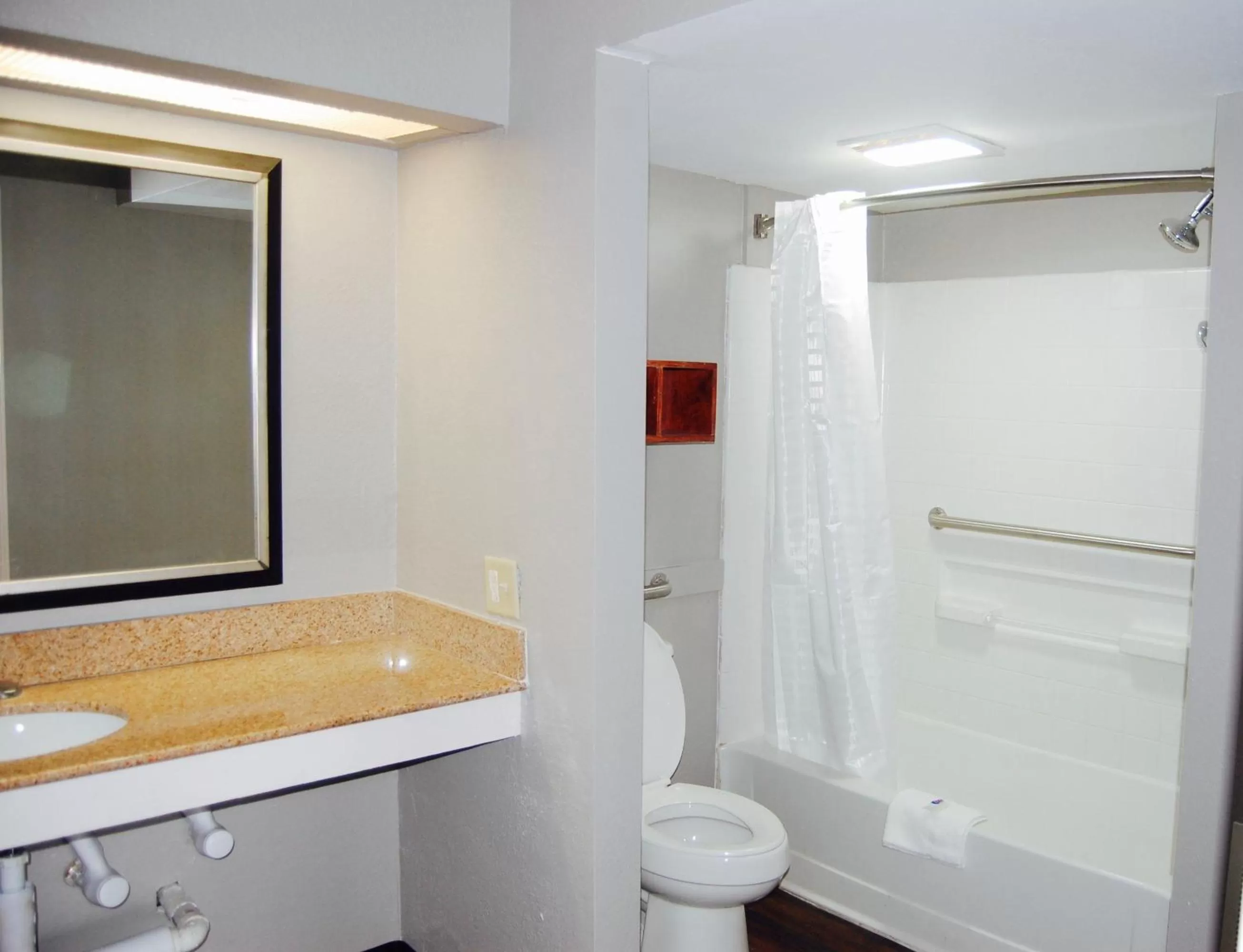 Deluxe King Room - single occupancy - Non-Smoking in Motel 6-Tupelo, MS - Downtown