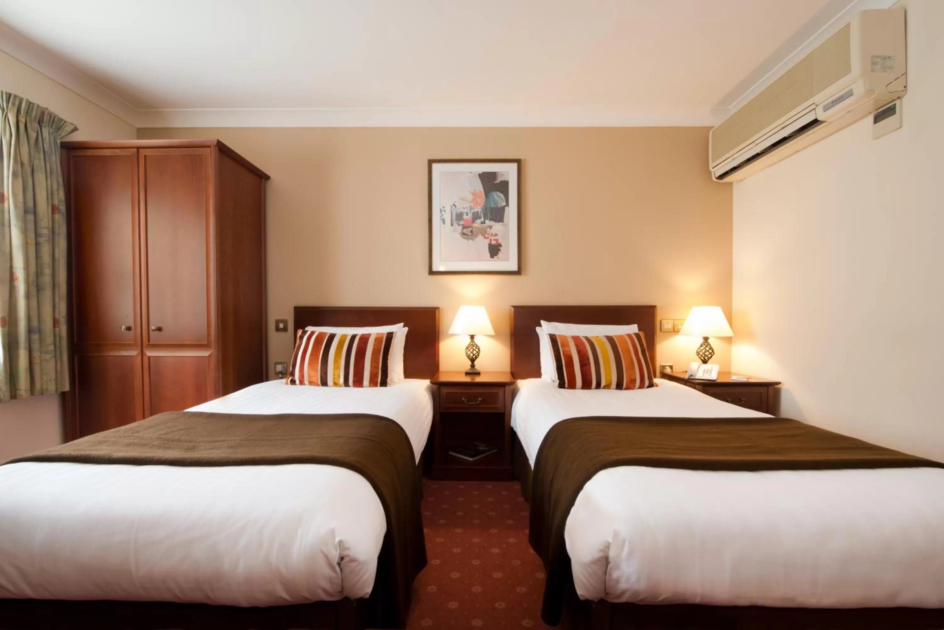 Standard Twin Room in Ellington Lodge at The Concorde