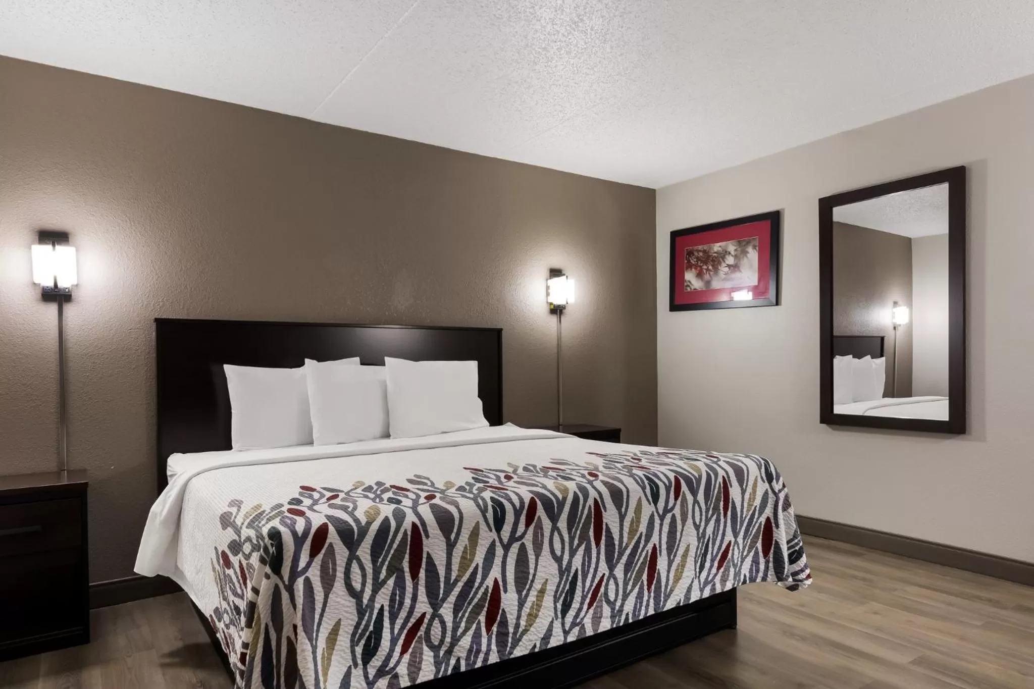 Standard King Room Non-Smoking in Red Roof Inn Hartford- New Britain