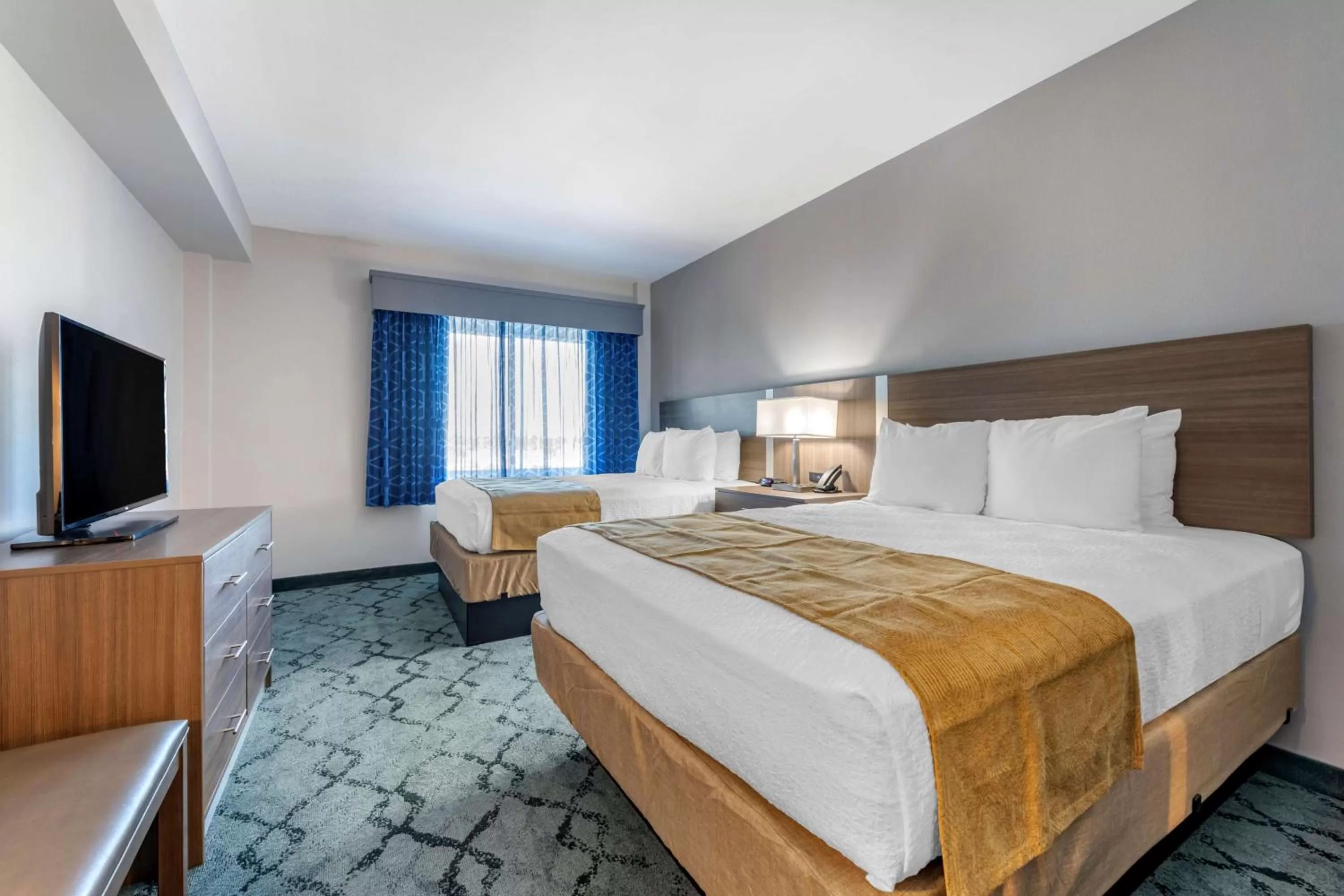Queen Room with Two Queen Beds and Roll-In Shower - Disability Access in Best Western Plus Lakeland