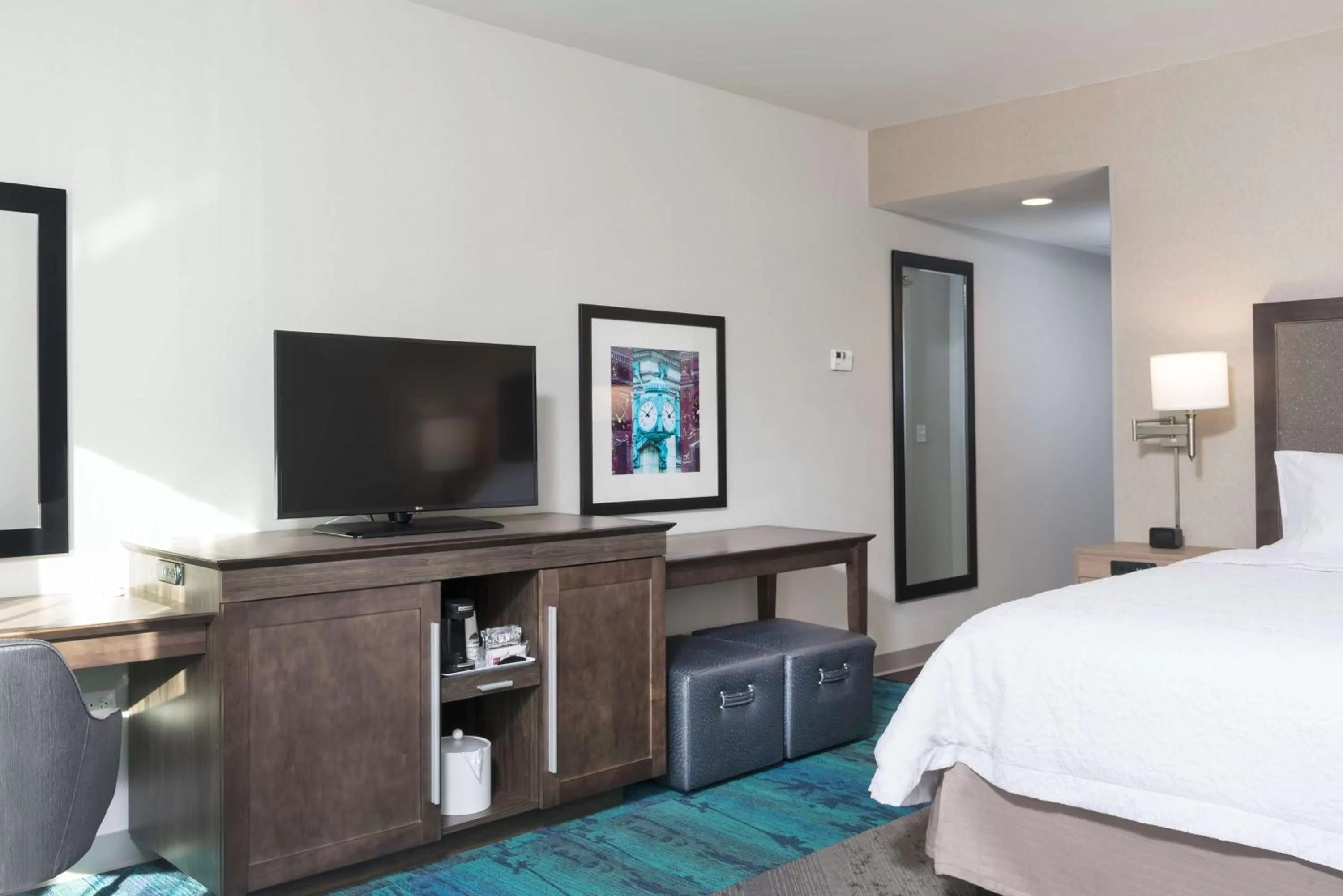 King Room in Hampton Inn & Suites by Hilton Chicago Schaumburg IL