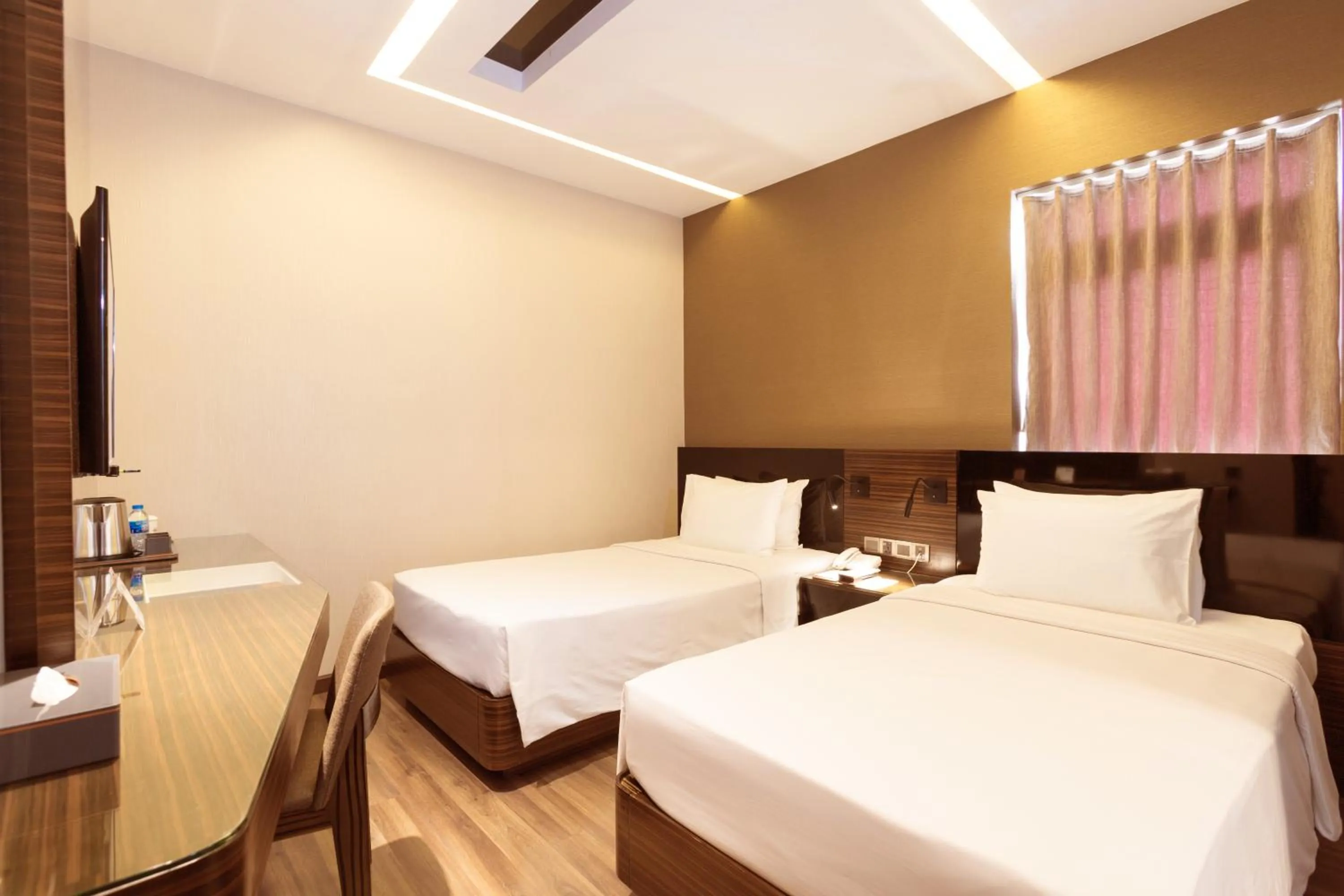 Deluxe Twin Room - With Window in Queen Ann Hotel