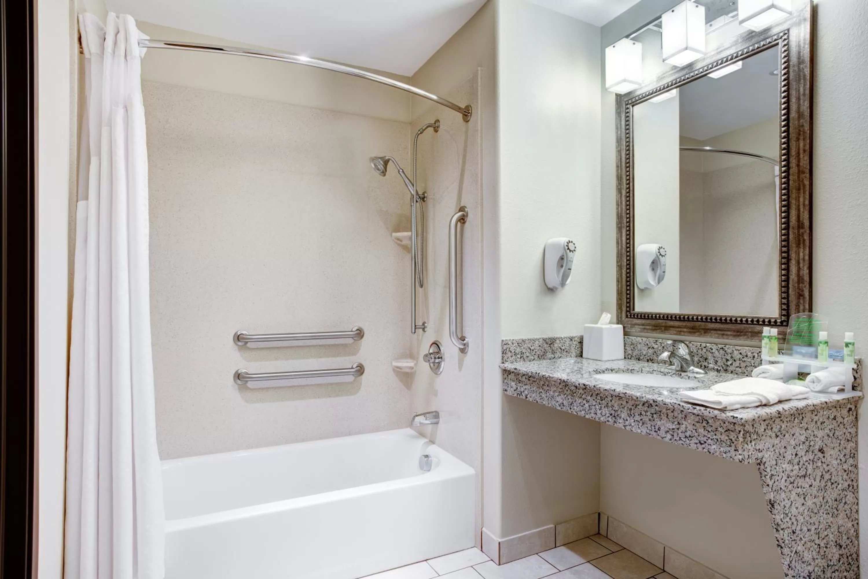 Standard Queen Room with Two Queen Beds and Mobility Accessible Tub in Holiday Inn Express & Suites Raceland - Highway 90 by IHG
