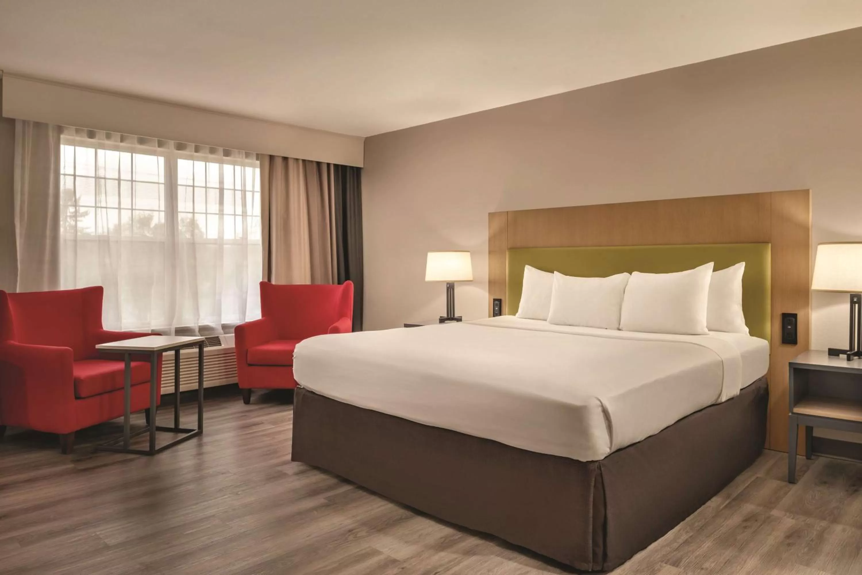 King Suite with Whirlpool - Non-Smoking in Country Inn & Suites by Radisson, Cedar Falls, IA