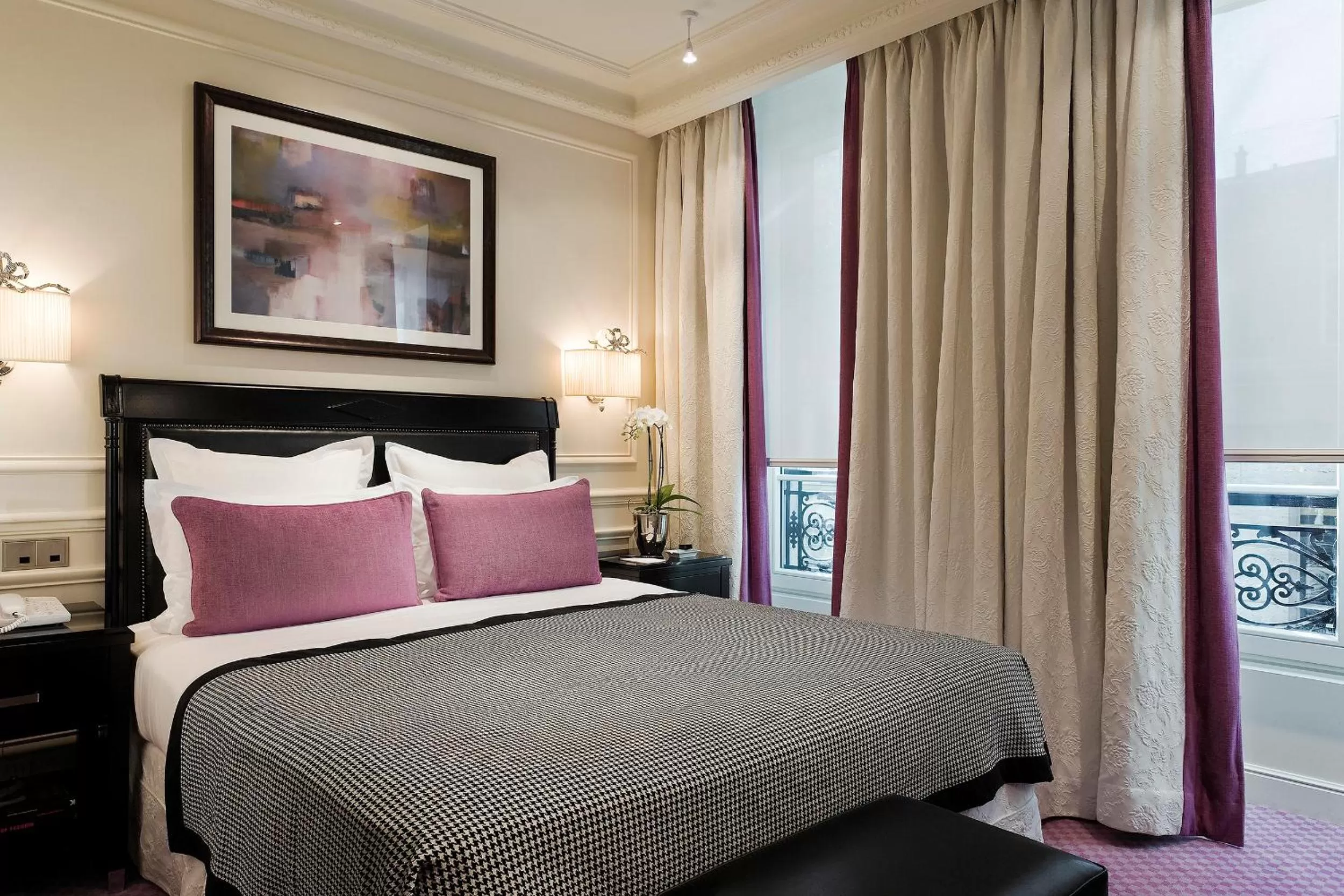 Standard Double Room (Queen bed & bath) in Hôtel Keppler
