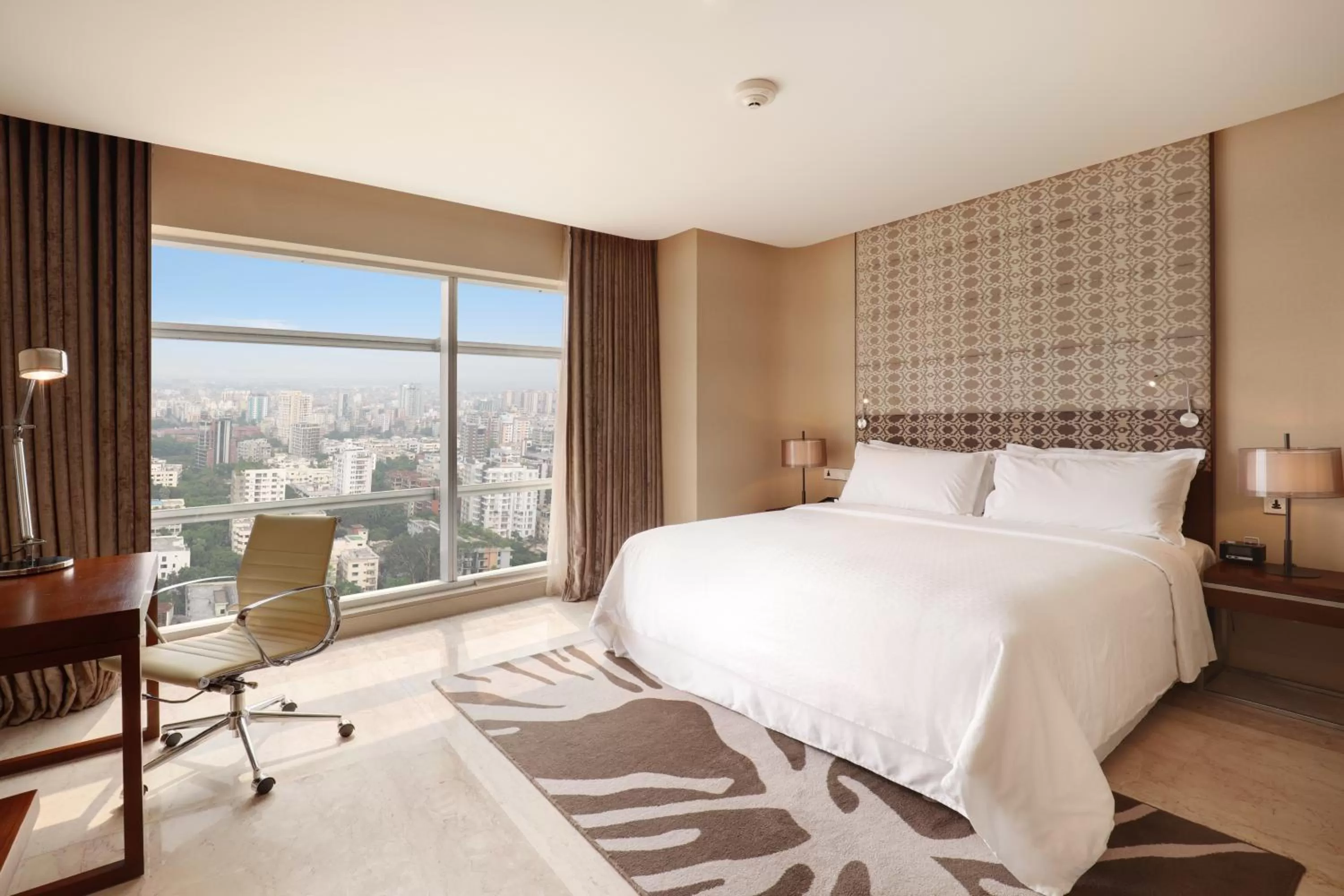 Standard King Room in Crowne Plaza Dhaka Gulshan by IHG