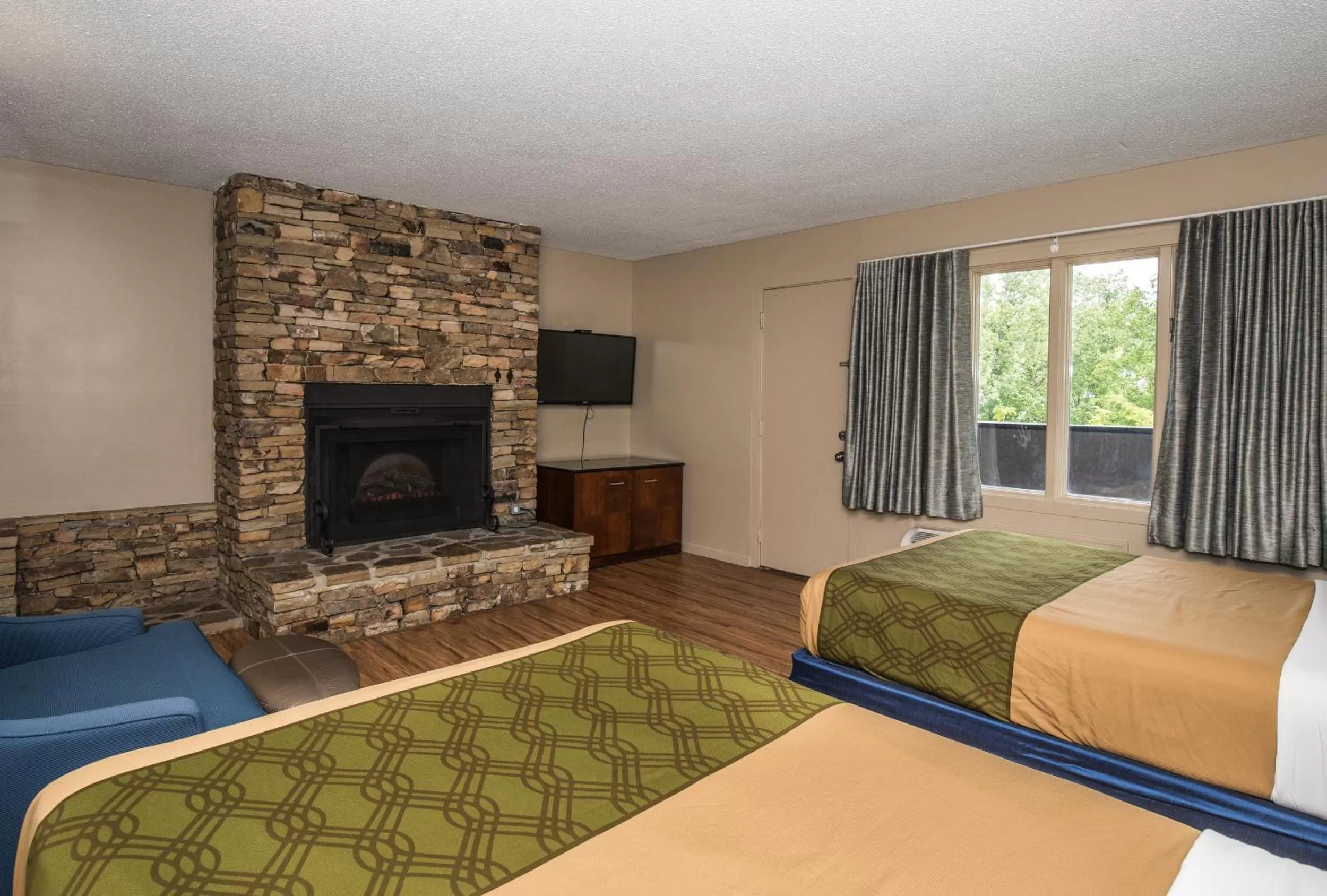 Deluxe Room with Two Double Beds in Chalet Inn