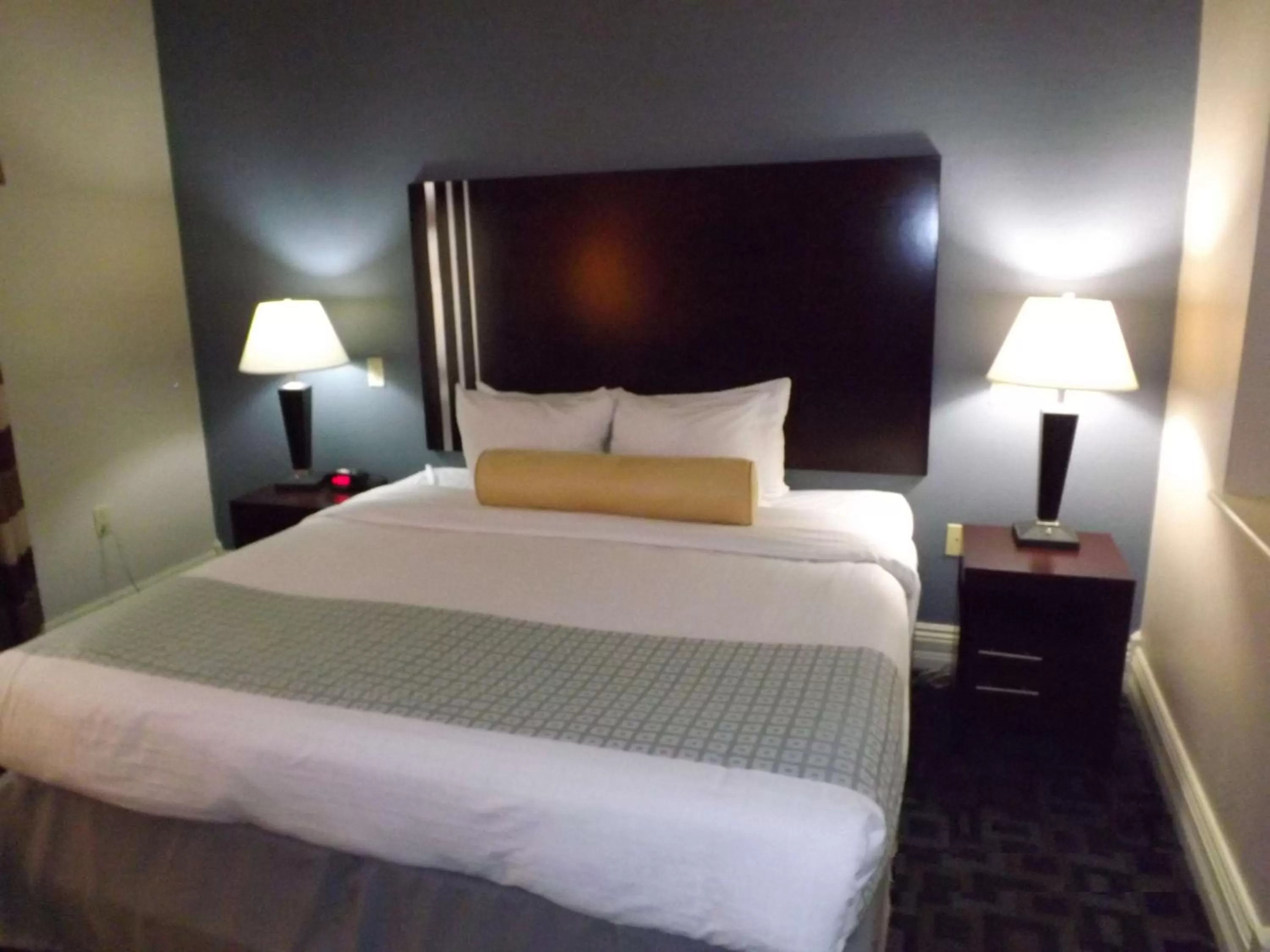 King Room with Sofa Bed and Wet Bar - Non-Smoking in Best Western Plus Kalamazoo Suites