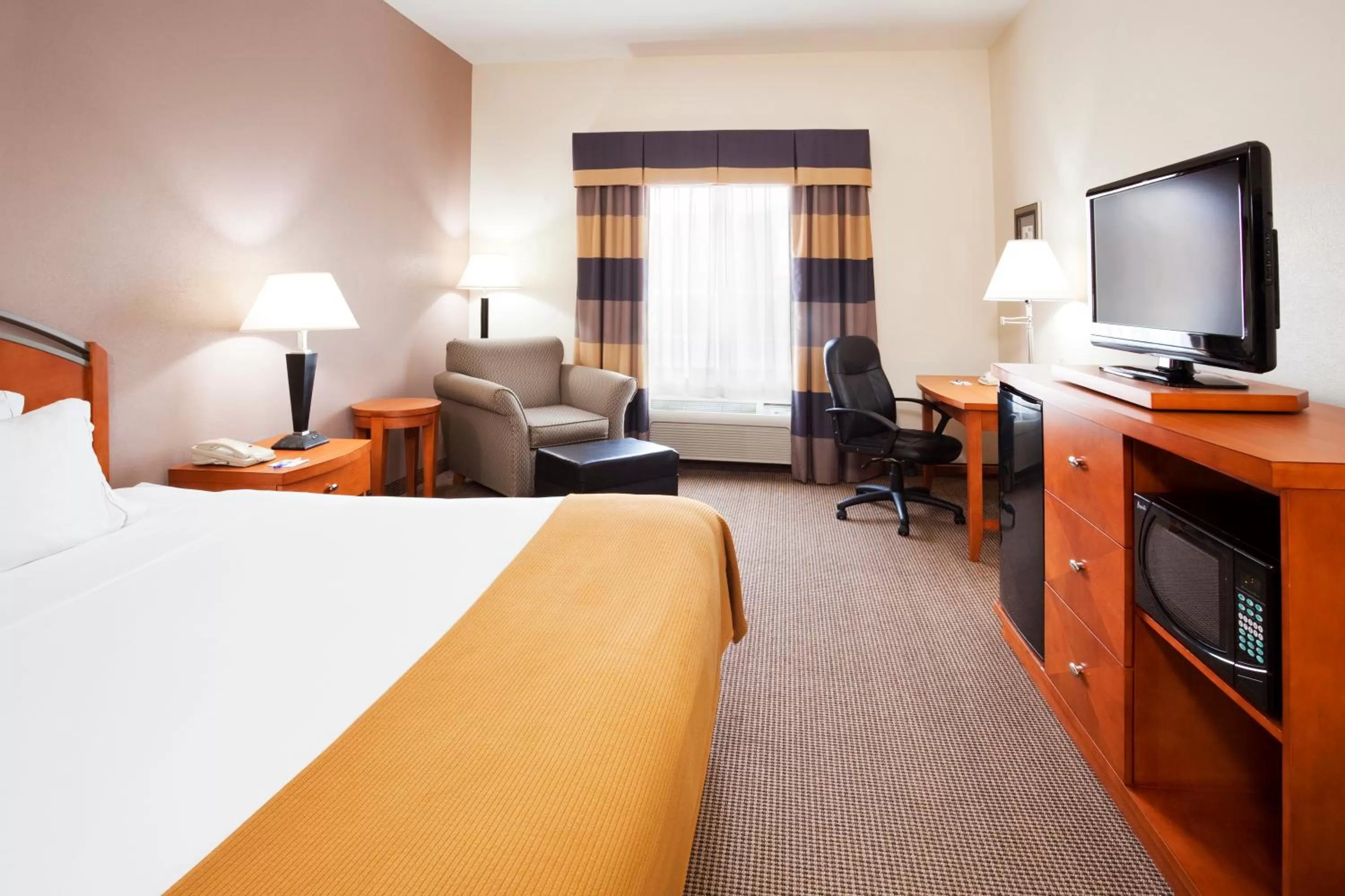 Standard Queen Room with Two Queen Beds in Holiday Inn Express Forest City by IHG
