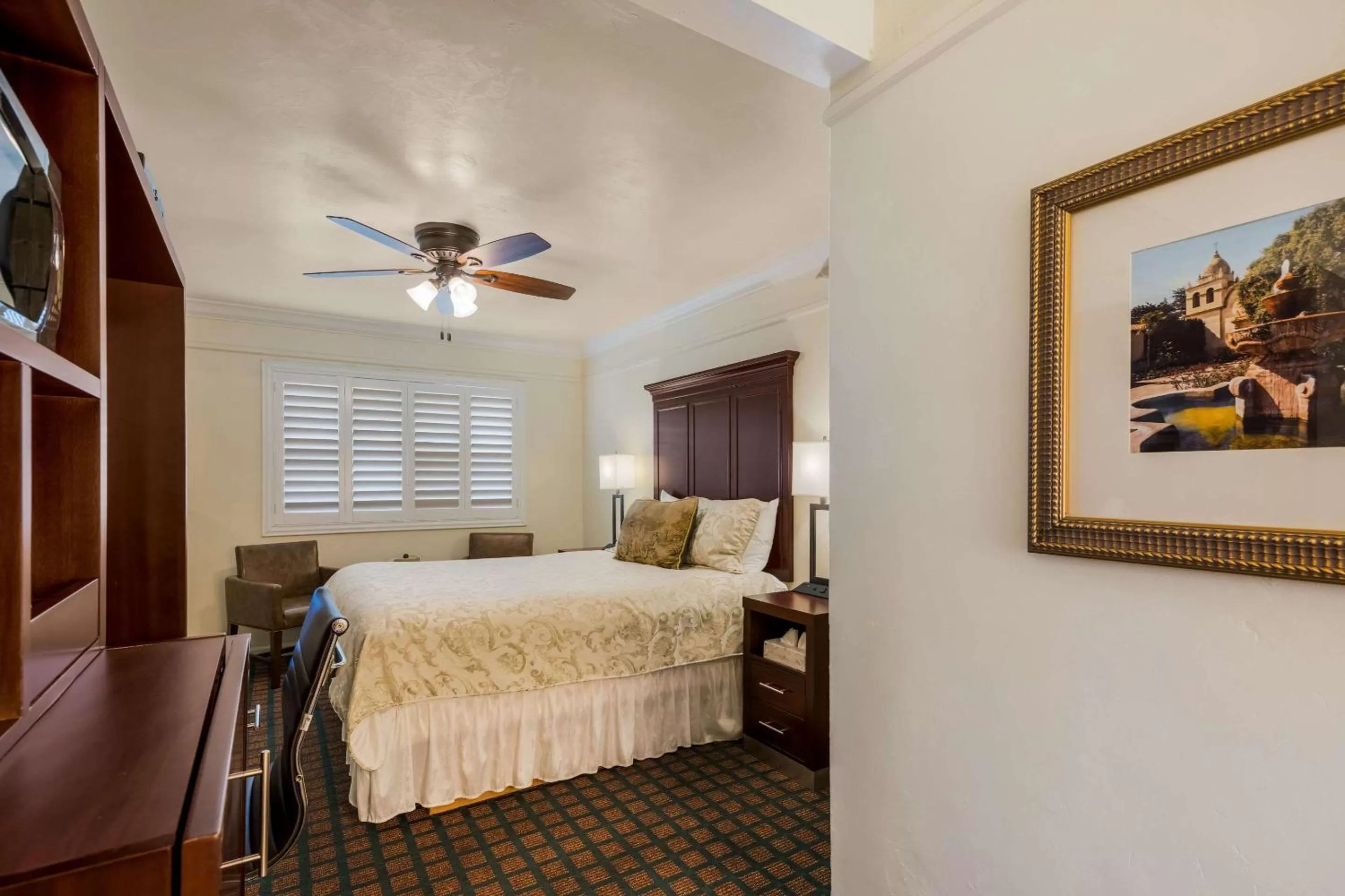 Queen Room - Accessible/Nonsmoking in Clarion Collection Carmel Oaks Inn