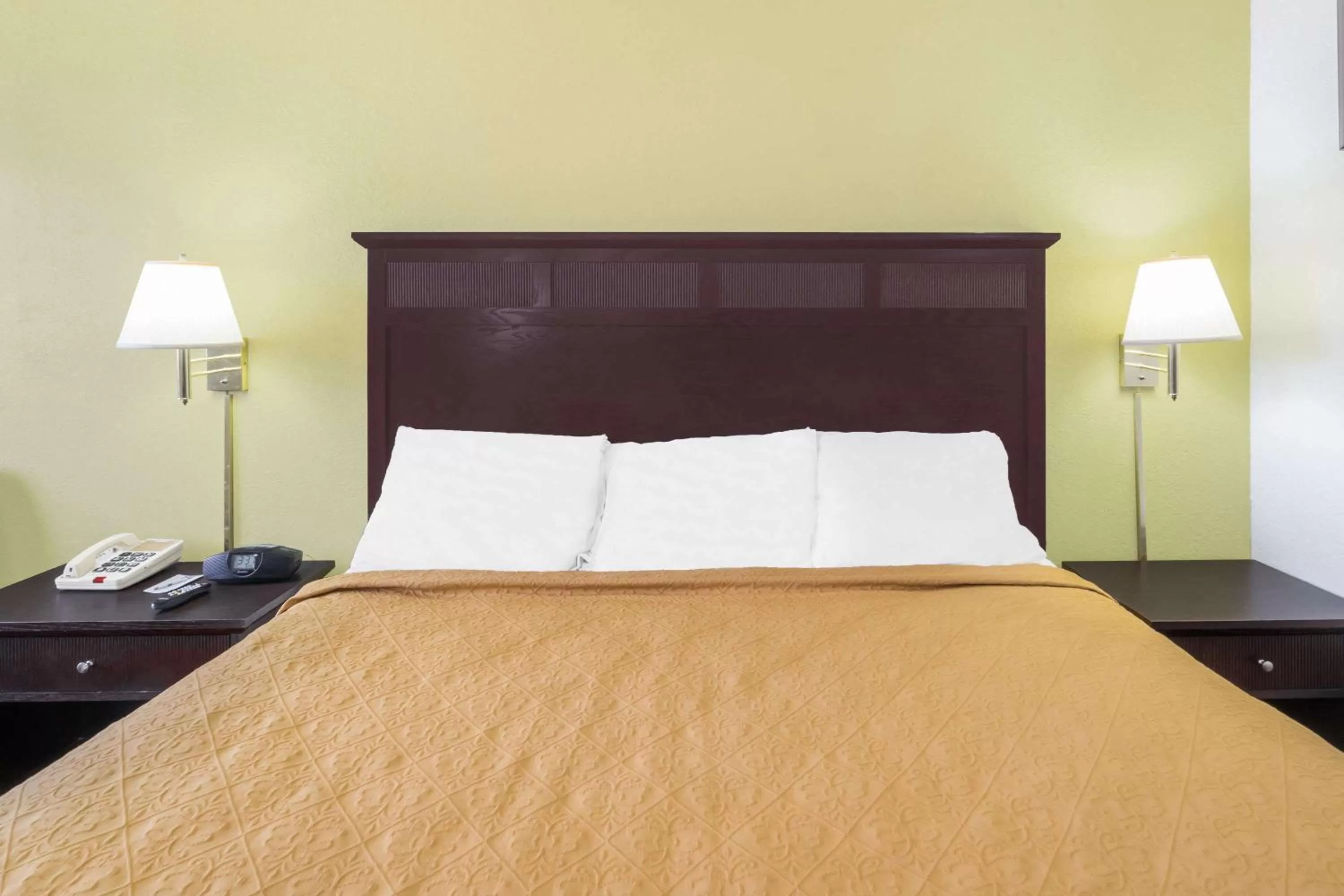 Standard King Room - Smoking in Knights Inn Chattanooga