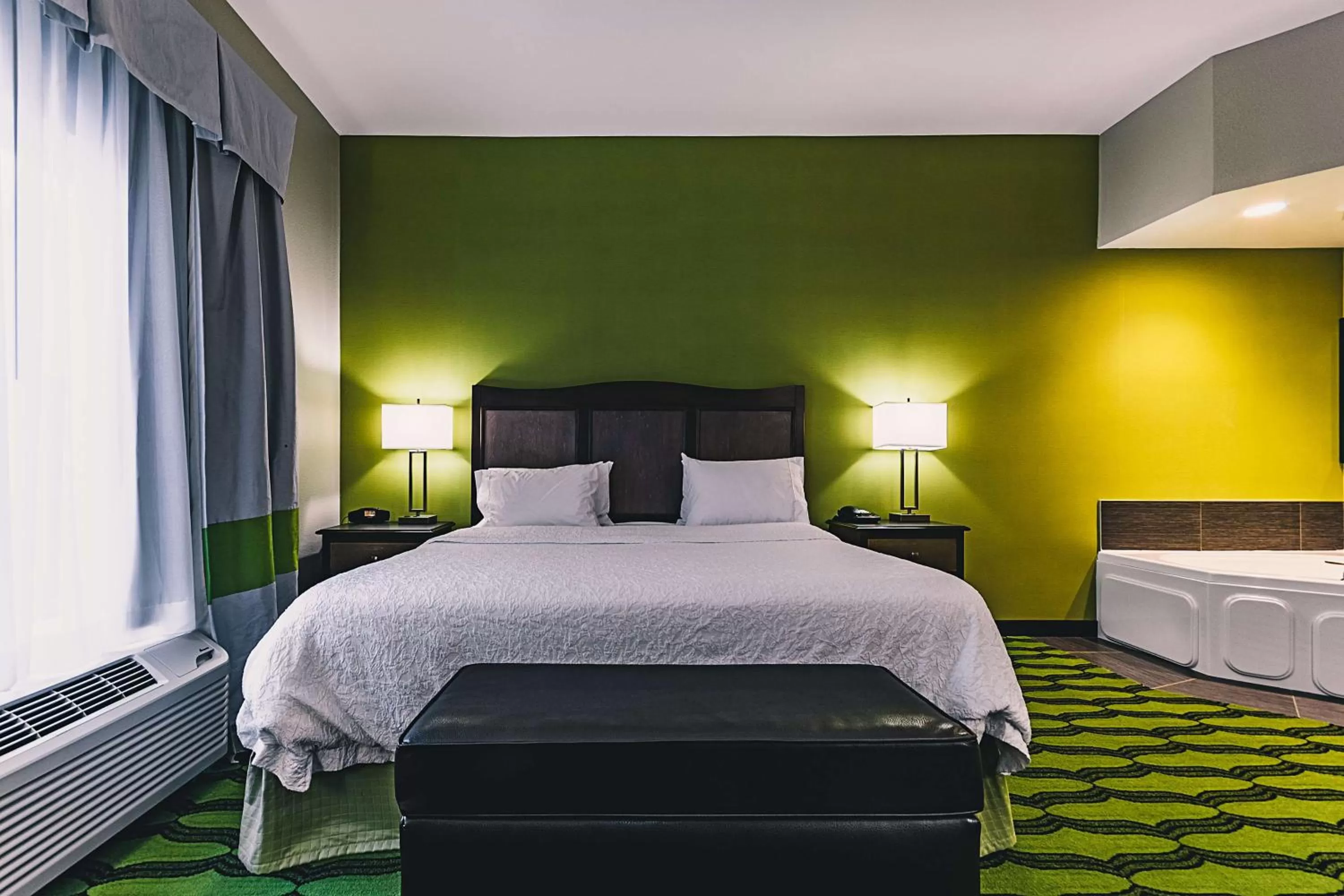 King Room with Spa Bath - Non-Smoking in Hampton Inn Niagara Falls/ Blvd