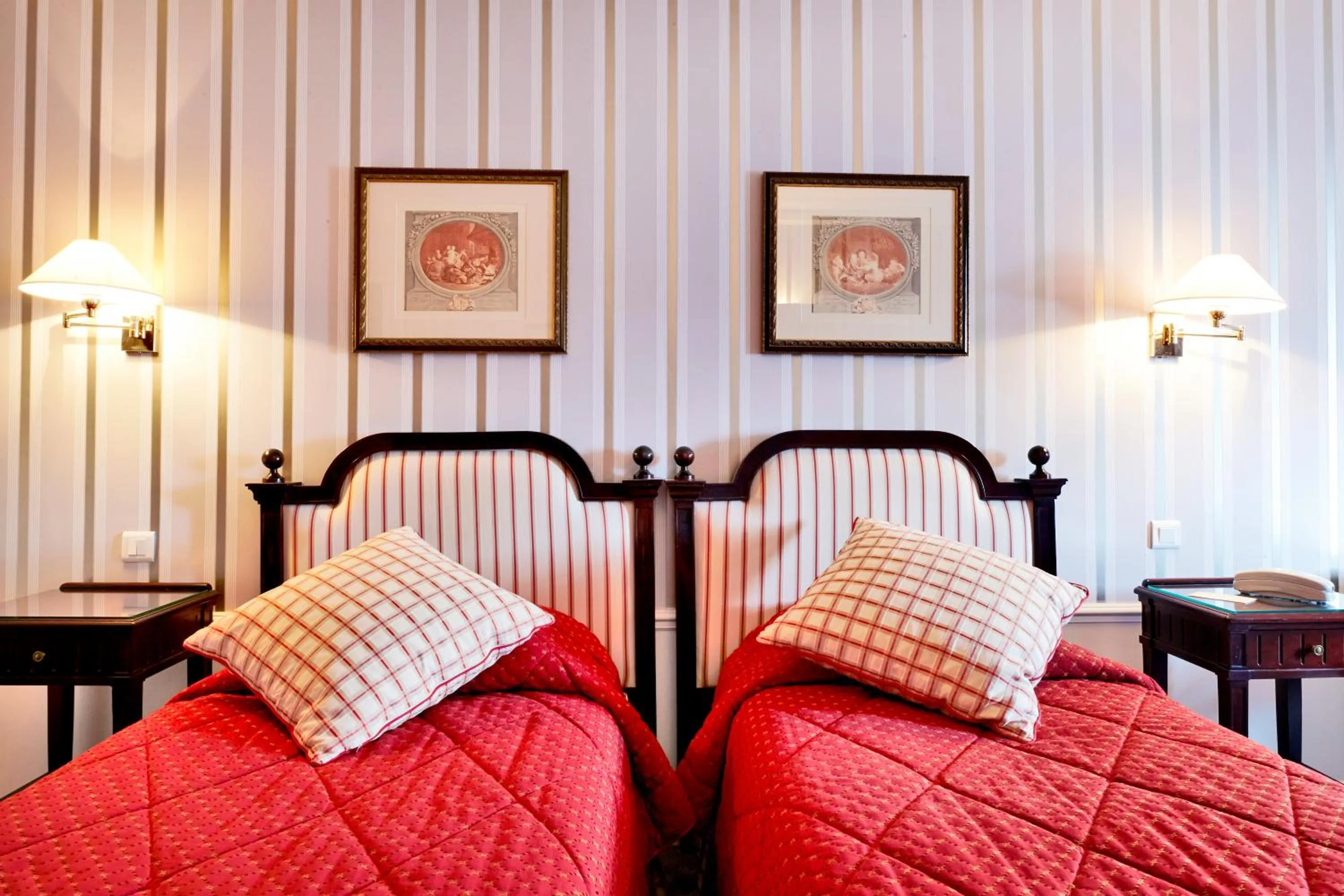 Two Connecting Double Rooms (4 people) in Golden Tulip Washington Opera