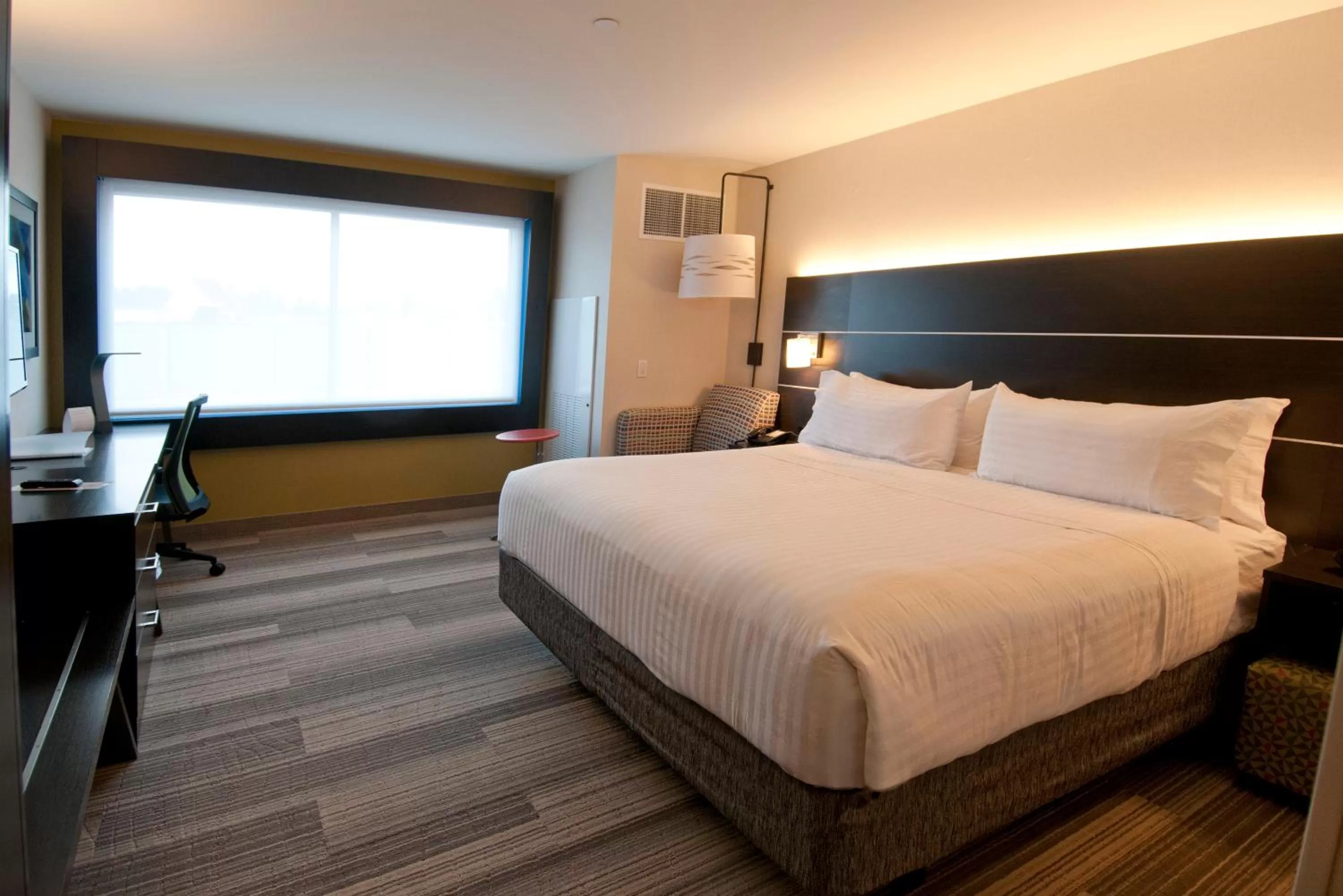 King Room - Hearing Accessible - Non-Smoking in Holiday Inn Express & Suites Johnstown by IHG