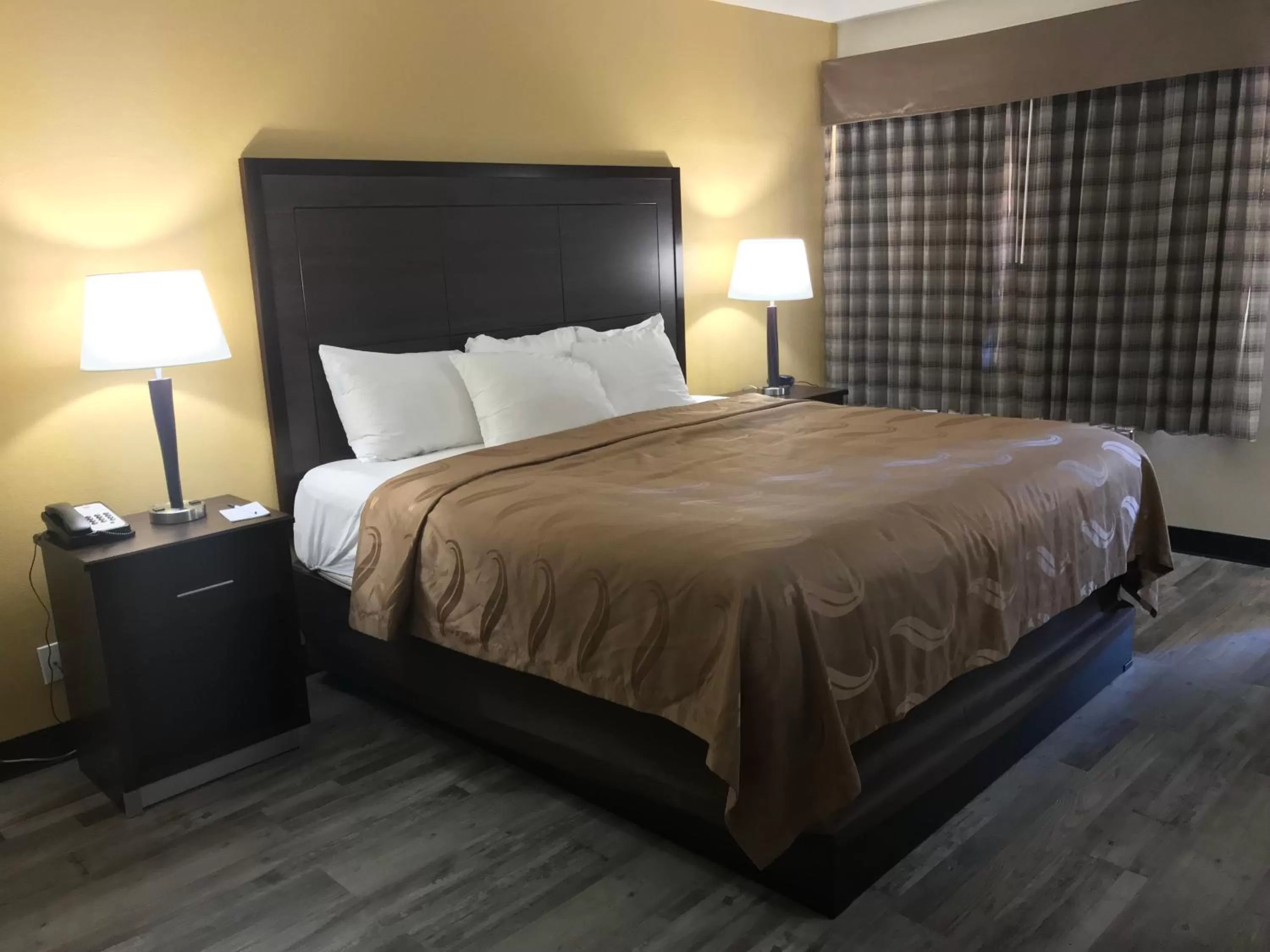 Standard Room with Tub - Accessible/Non-Smoking in Quality Inn & Suites near Downtown Mesa
